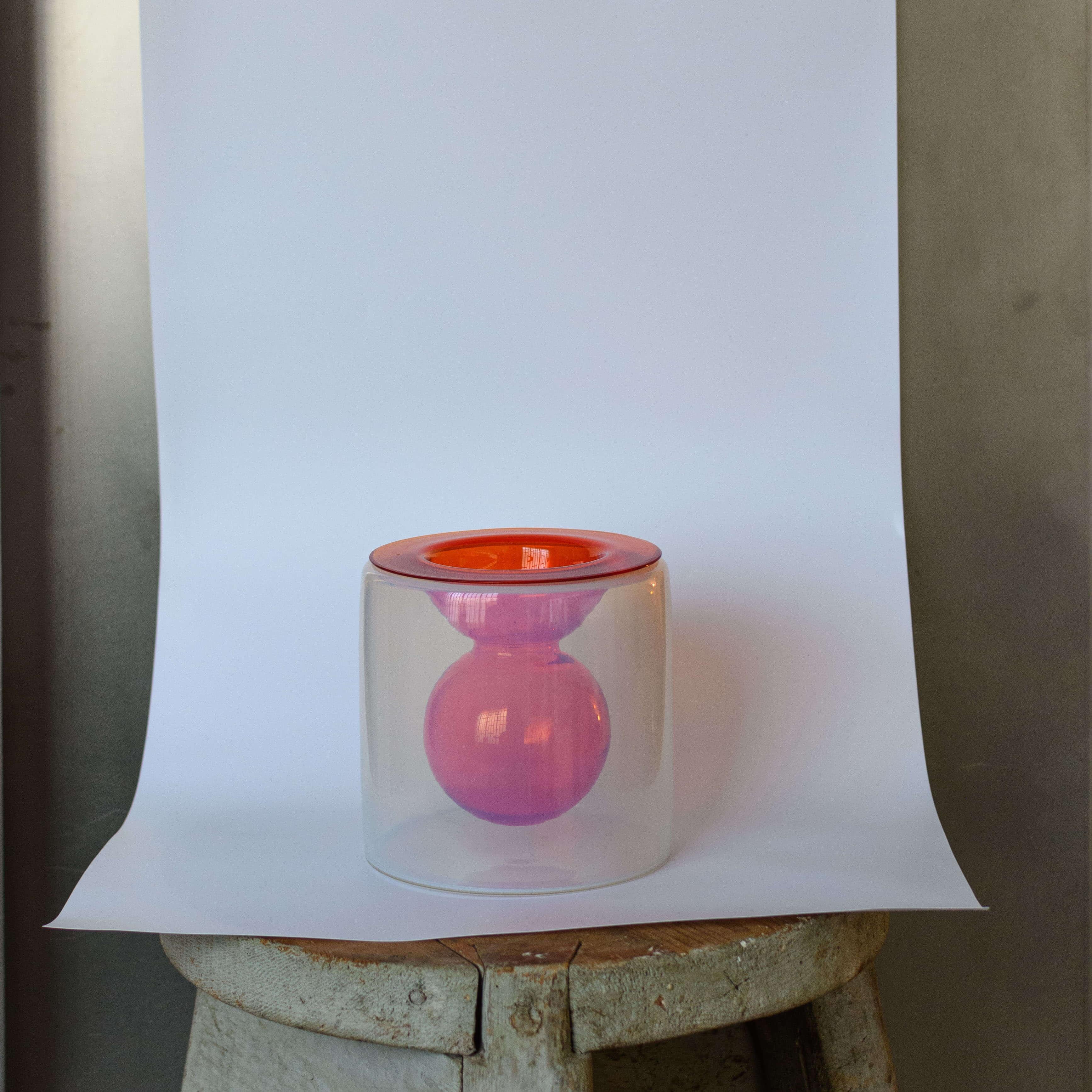 Il s'agit d'un rare et extrêmement fascinant vase à deux corps en verre de Murano. Conçue par Ermanno Nason pour I.V.R. Mazzega dans les années 1980, elle est l'expression parfaite de l'esthétique pop de l'époque, incarnée par les pièces colorées du