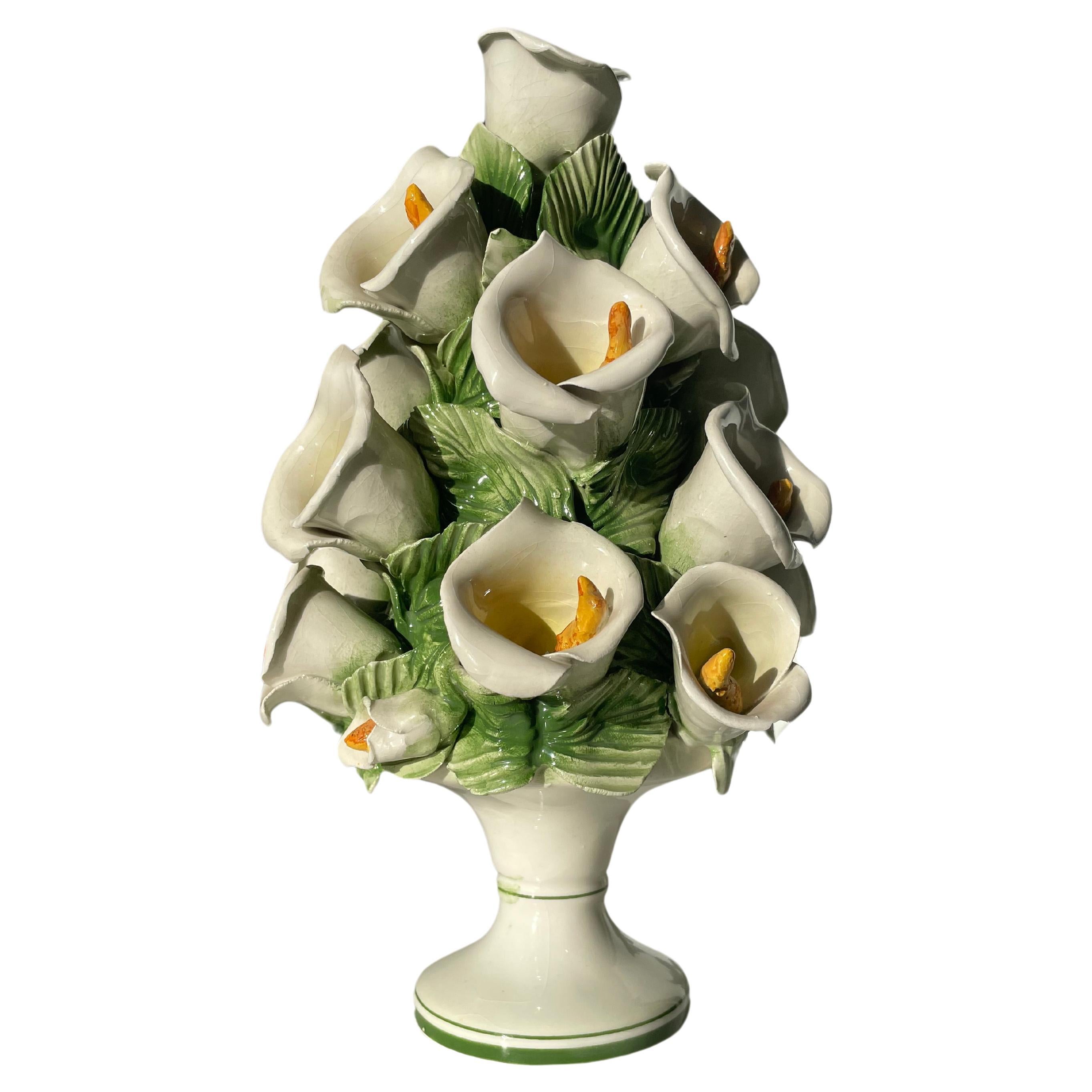 Figurine italienne vintage en porcelaine de style Régence, délicatement sculptée à la main. Plusieurs grands lys Calas naturalistes blancs et jaunes à différents stades de floraison, entourés de feuilles vertes, placés dans un arrangement pyramidal