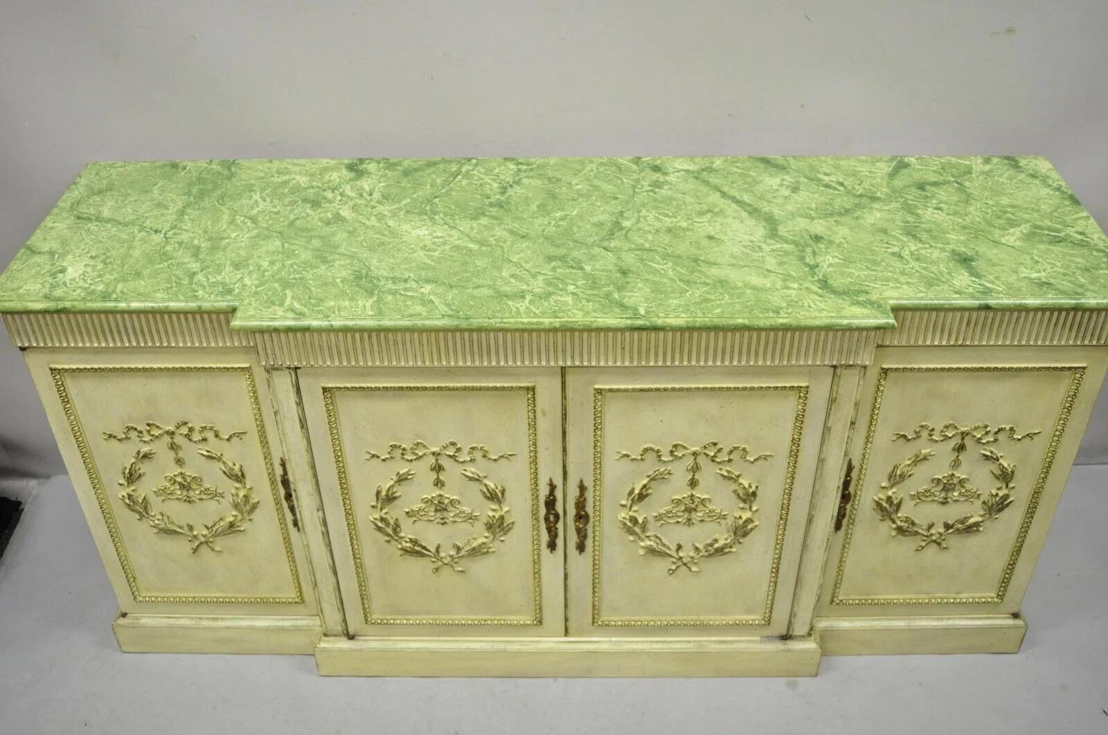 Credenza d'epoca in stile neoclassico italiano con piano in finto marmo laccato verde. L'articolo presenta un piano in legno laccato verde finto marmo, dettagli floreali e ghirlande, finitura color panna, 4 ante a battente, 3 cassetti, artigianato