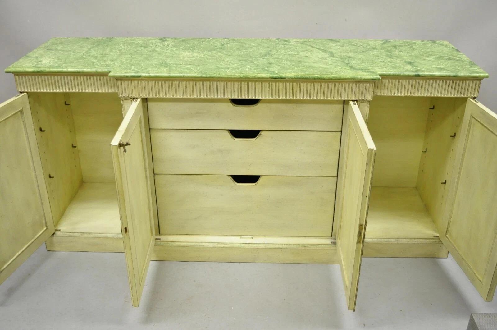 Legno Credenza buffet neoclassica italiana d'epoca con piano in finto marmo verde in vendita