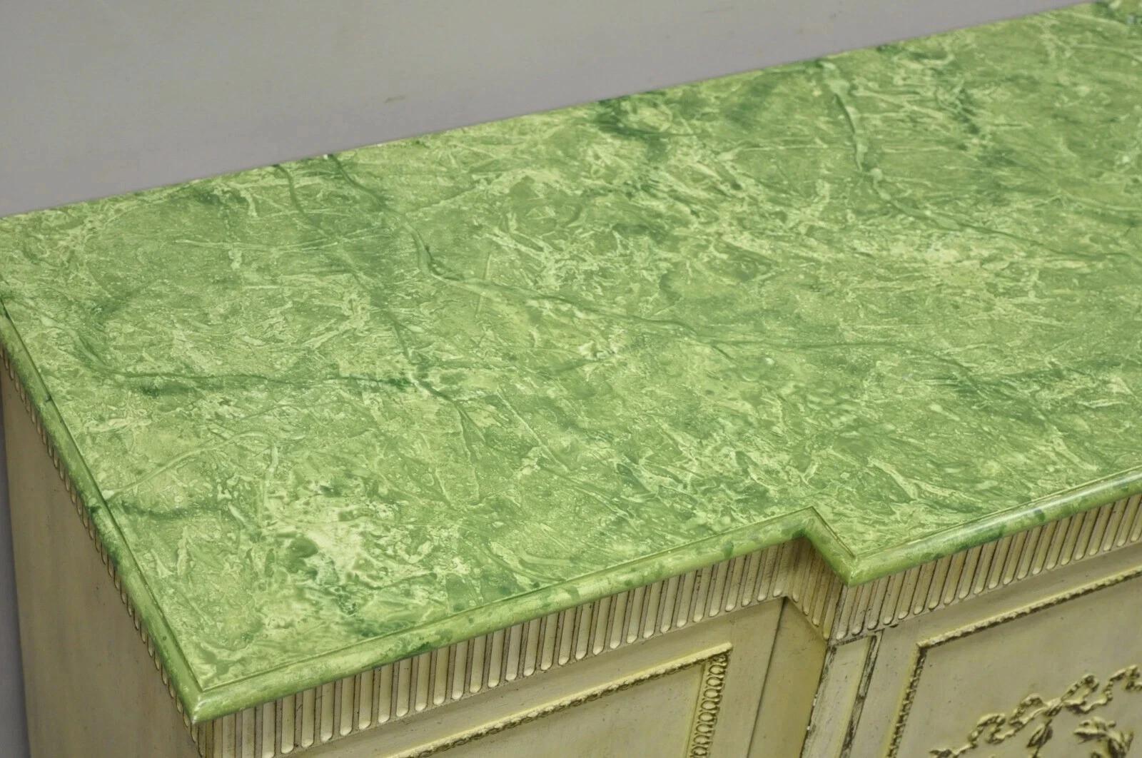 Credenza buffet neoclassica italiana d'epoca con piano in finto marmo verde in vendita 2