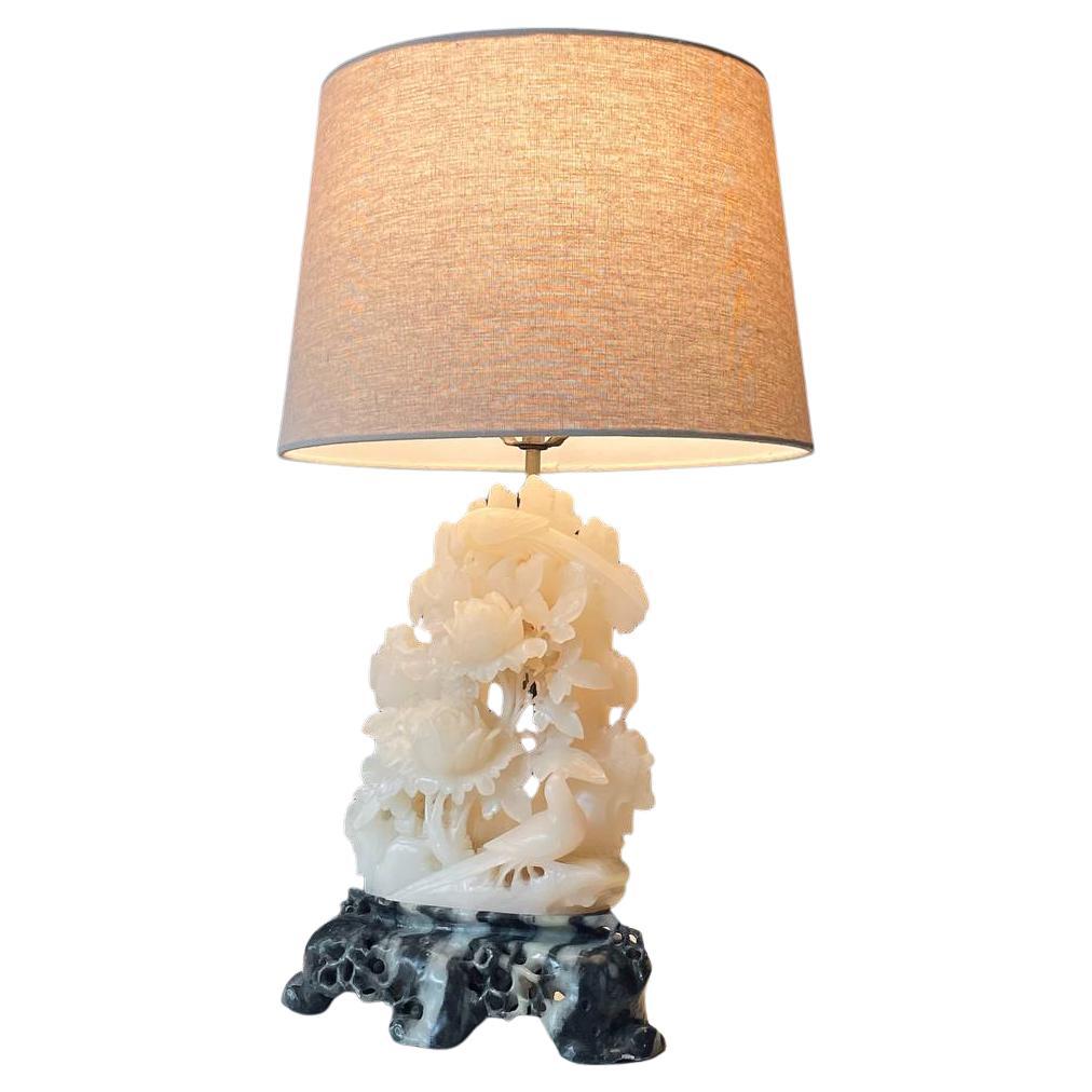 Italienische neoklassizistische geschnitzte Alabaster-Tischlampe mit Blumen- und Vogelmotiv, Vintage