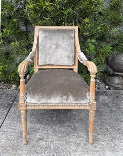 Paire de fauteuils vintage italiens néoclassiques en bois sculpté, nouvellement tapissés