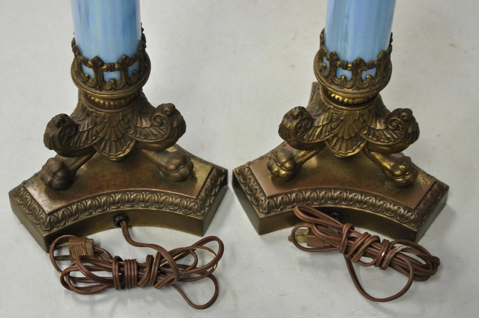Pareja de lámparas de mesa con columna de cristal azul iridiscente Vintage Italian Empire Neoclassical en venta 3