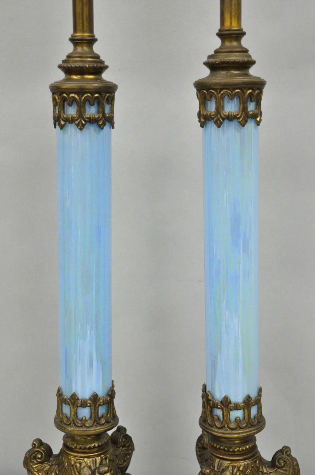Pareja de lámparas de mesa con columna de cristal azul iridiscente Vintage Italian Empire Neoclassical en venta 4