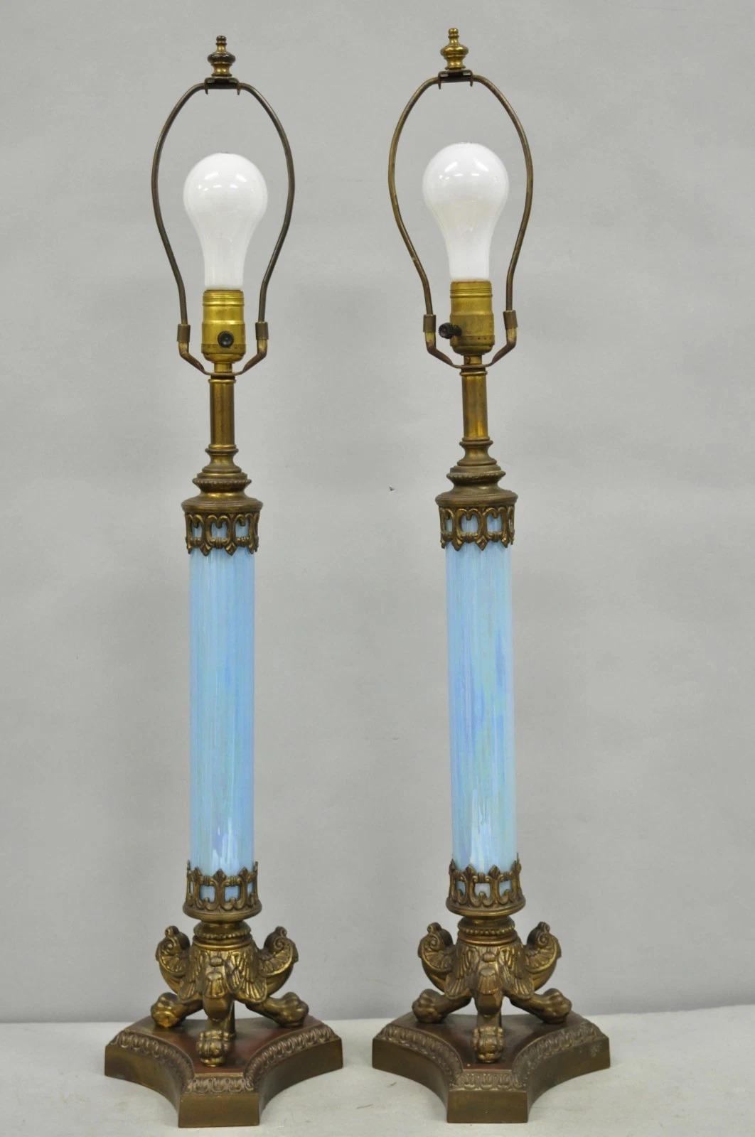 Pareja de lámparas de mesa con columna de cristal azul iridiscente Vintage Italian Empire Neoclassical en venta 5