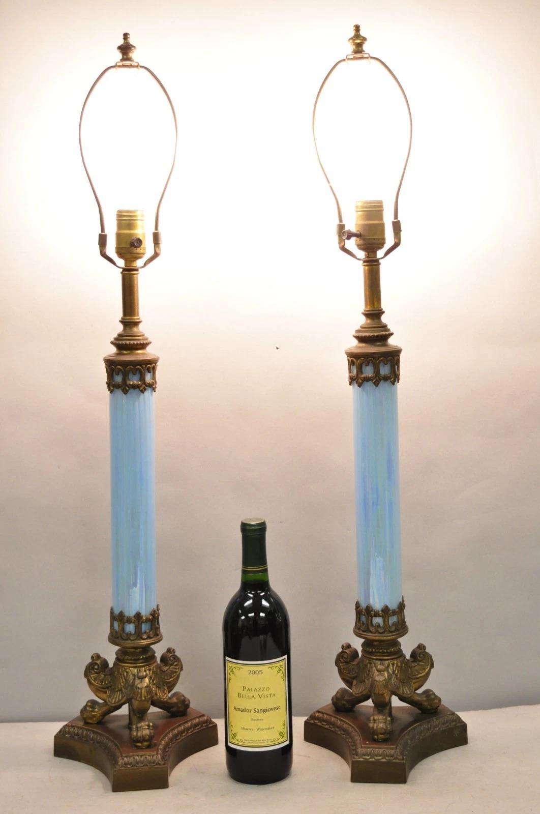 Lámparas de sobremesa de estilo neoclásico italiano vintage con columna de cristal azul iridiscente de Hollywood Regency - un par. Mediados del siglo XX. Medidas: 32,5