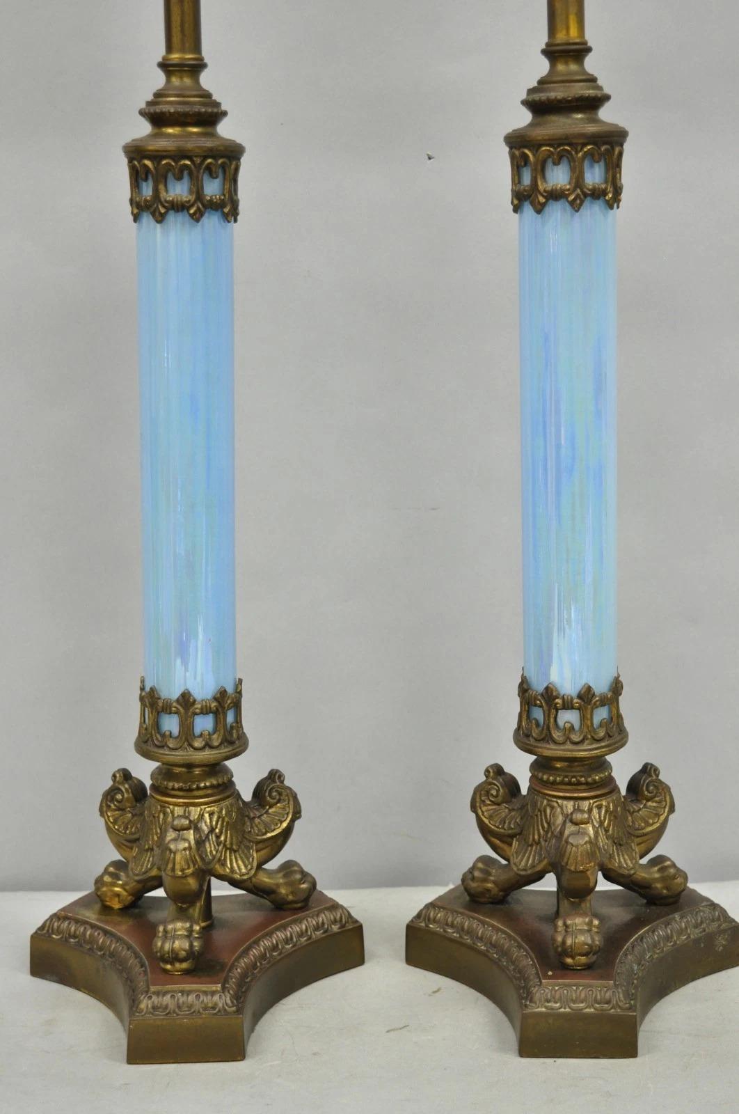 Pareja de lámparas de mesa con columna de cristal azul iridiscente Vintage Italian Empire Neoclassical Regencia de Hollywood en venta