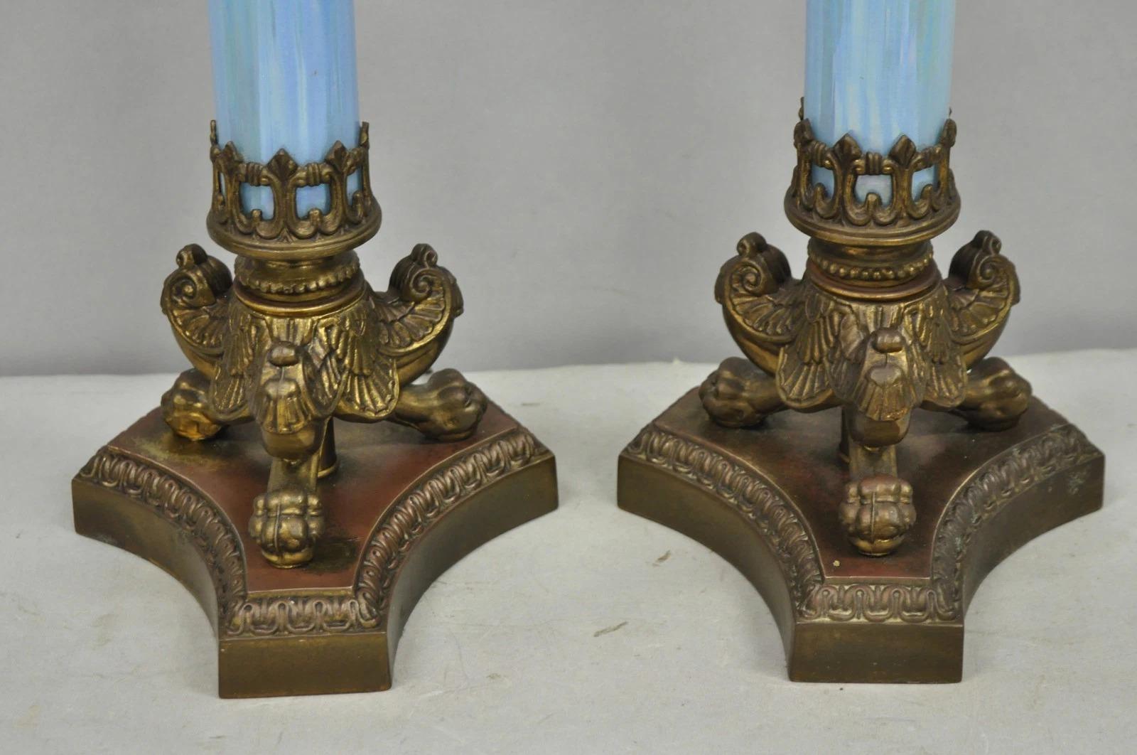 Pareja de lámparas de mesa con columna de cristal azul iridiscente Vintage Italian Empire Neoclassical en Bueno estado para la venta en Philadelphia, PA