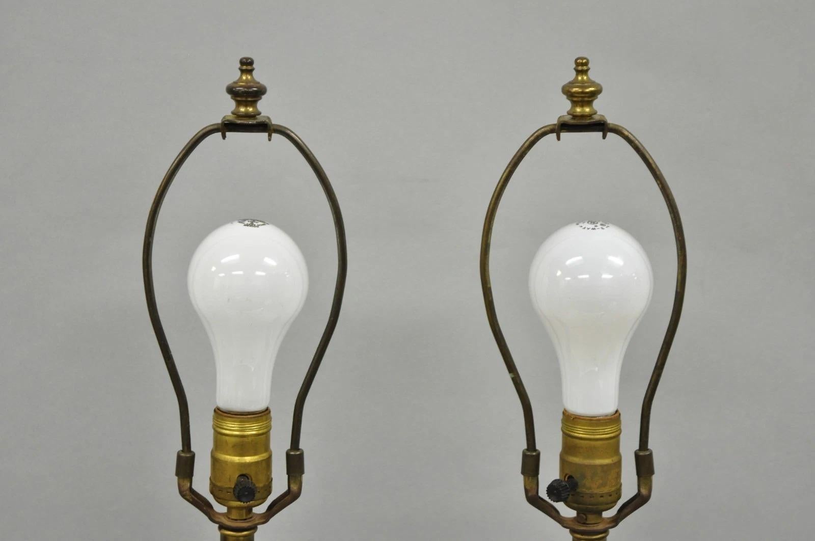 Pareja de lámparas de mesa con columna de cristal azul iridiscente Vintage Italian Empire Neoclassical siglo XX en venta