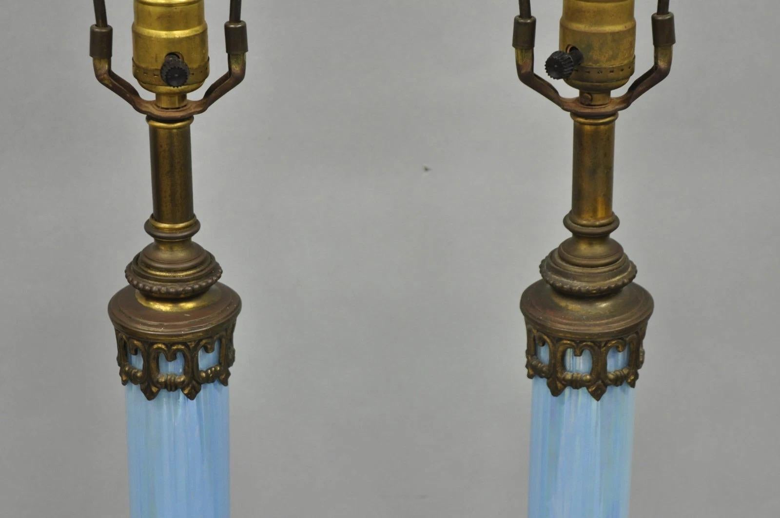 Pareja de lámparas de mesa con columna de cristal azul iridiscente Vintage Italian Empire Neoclassical Metal en venta