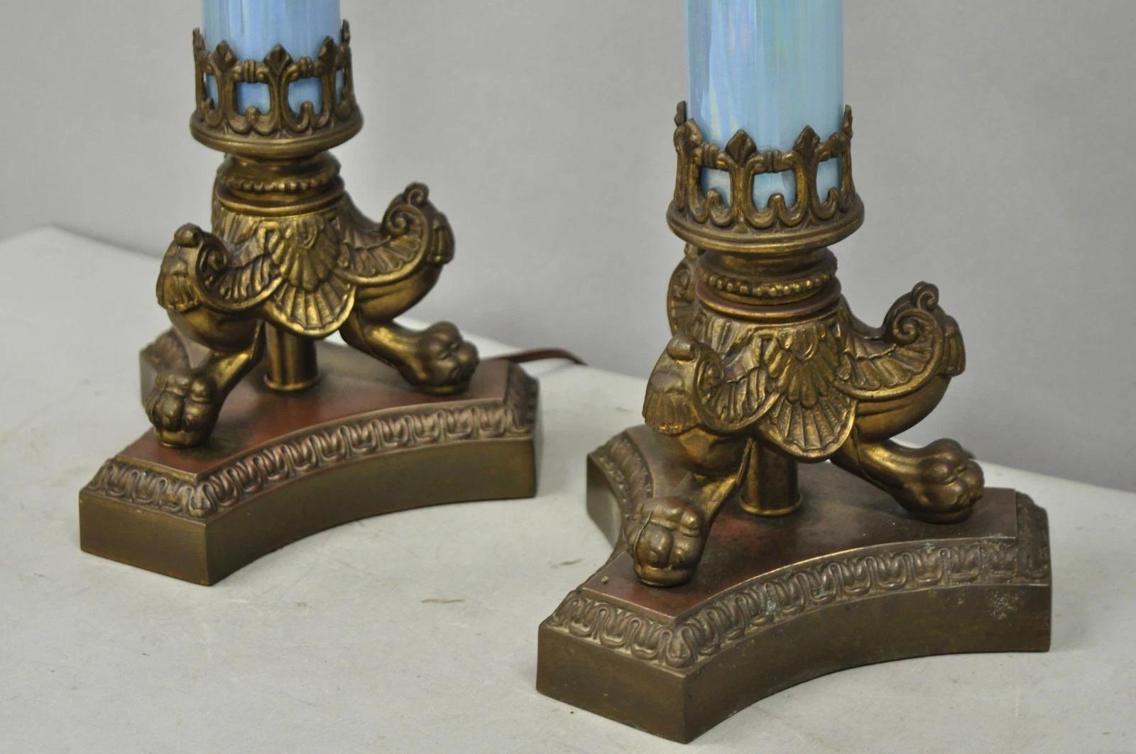 Pareja de lámparas de mesa con columna de cristal azul iridiscente Vintage Italian Empire Neoclassical en venta 1