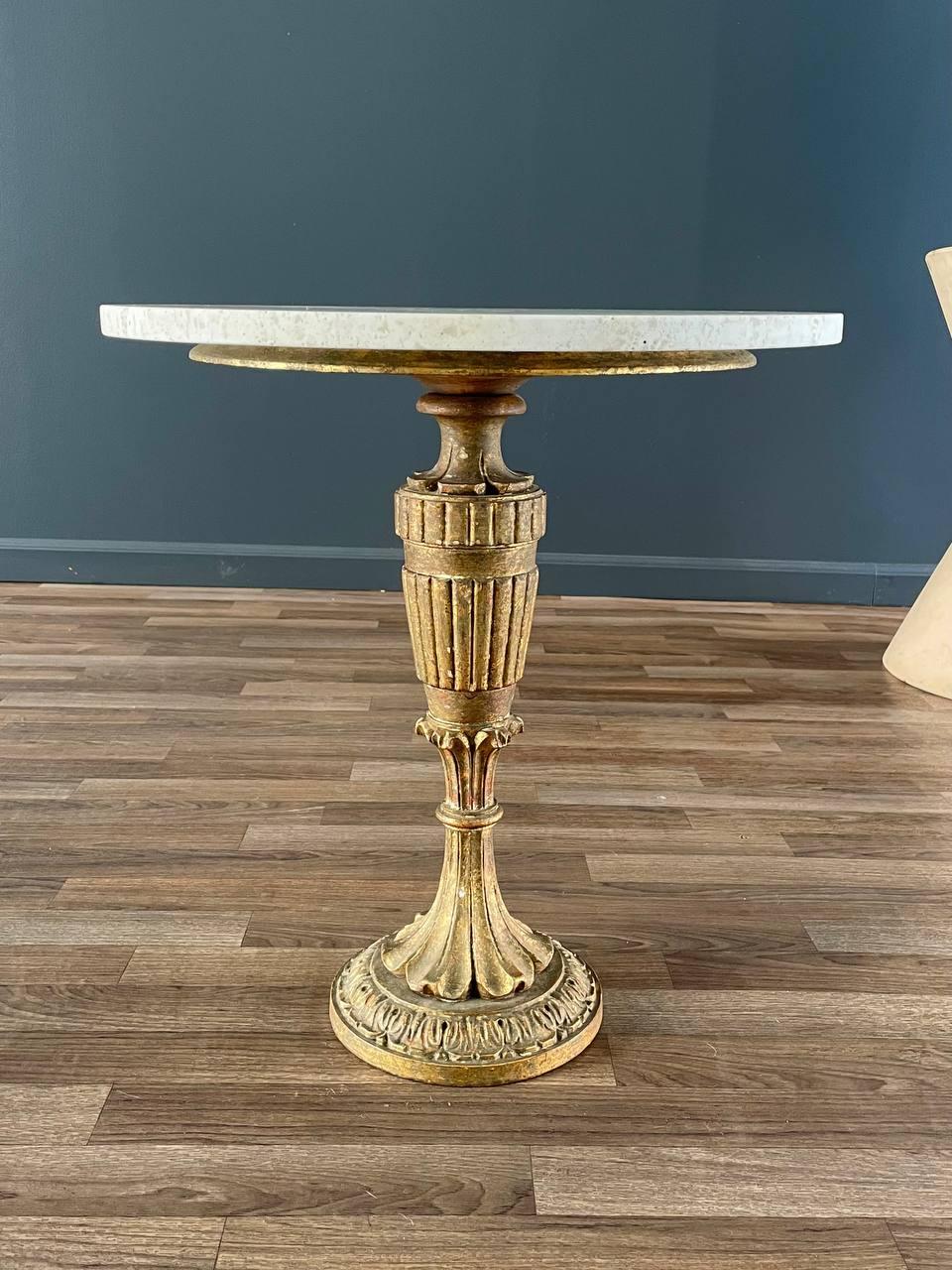 Mesa auxiliar neoclásica italiana vintage con pedestal de madera dorada Neoclásico en venta