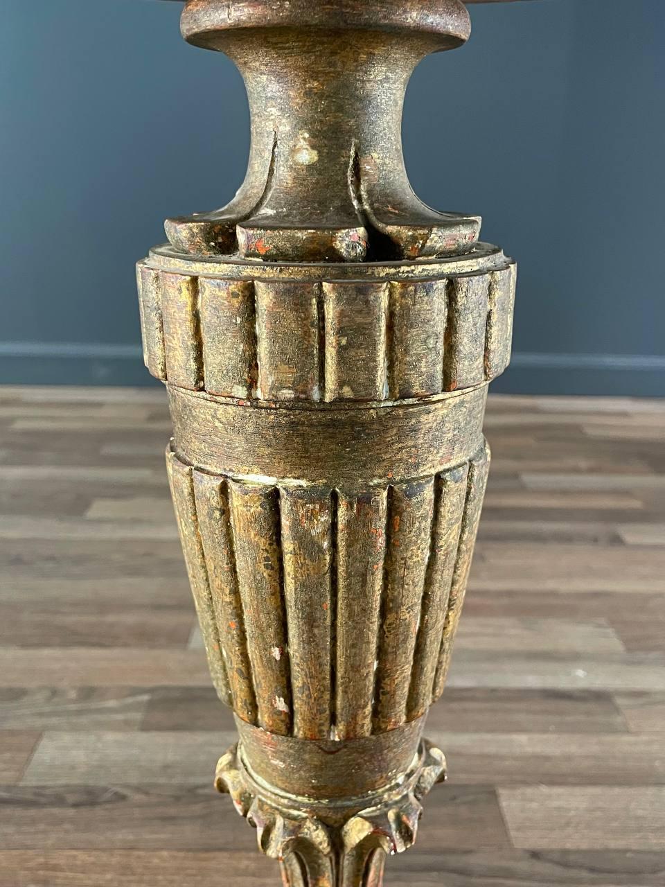Mesa auxiliar neoclásica italiana vintage con pedestal de madera dorada Travertino en venta
