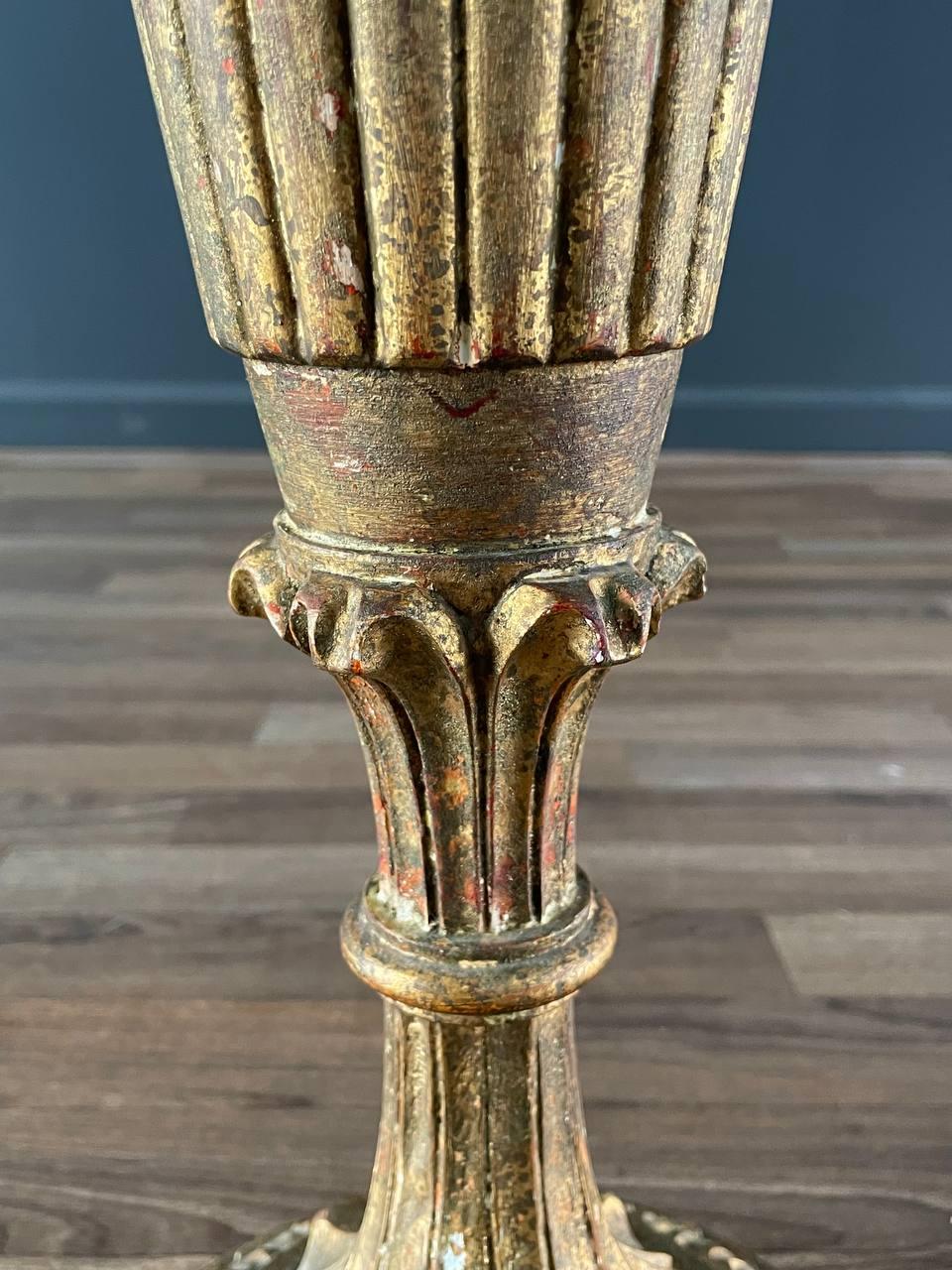 Mesa auxiliar neoclásica italiana vintage con pedestal de madera dorada en venta 1
