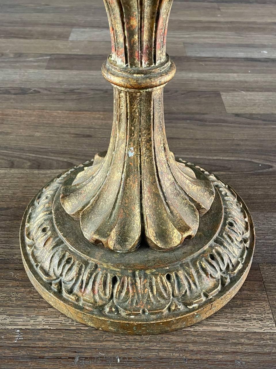 Mesa auxiliar neoclásica italiana vintage con pedestal de madera dorada en venta 2