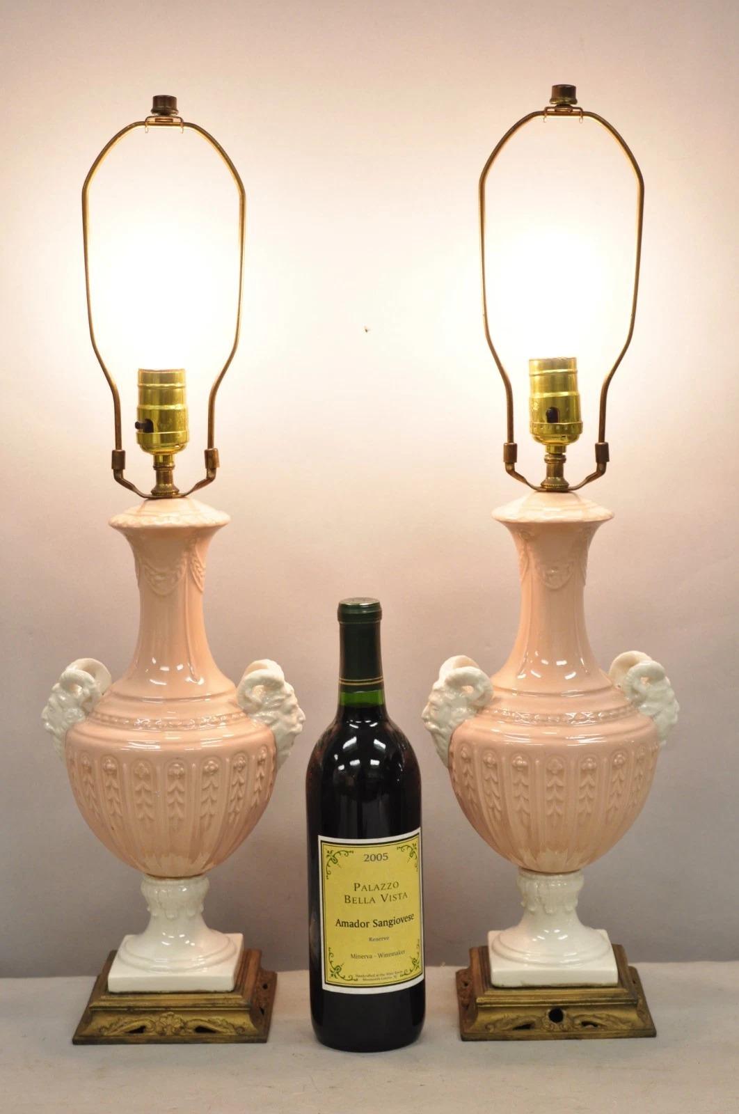 Lámparas de Sobremesa de Porcelana Rosa con Forma de Urna de Estilo Neoclásico Vintage Italiano con Asas de Máscara de 