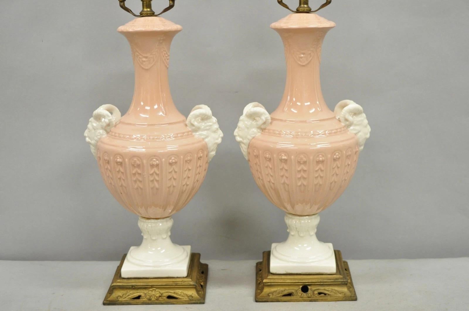 Vintage Italian Neoclassical Lámparas de sobremesa de porcelana rosa con hombre barbudo, Pareja Neoclásico en venta