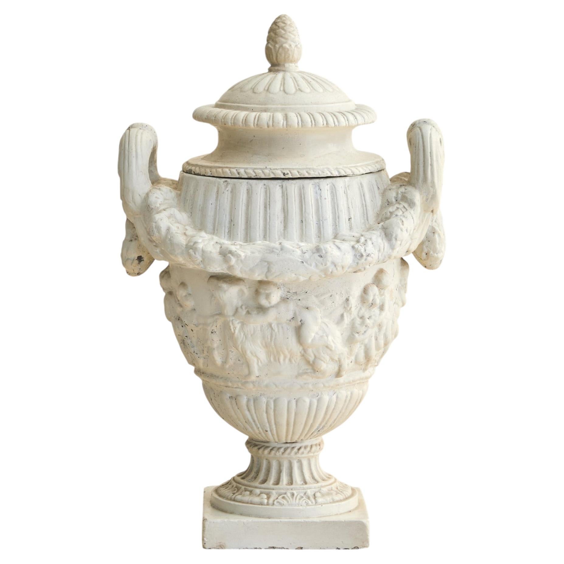 Vintage Italian Neoclassical Gipsurne mit Griffen - 2 verfügbar