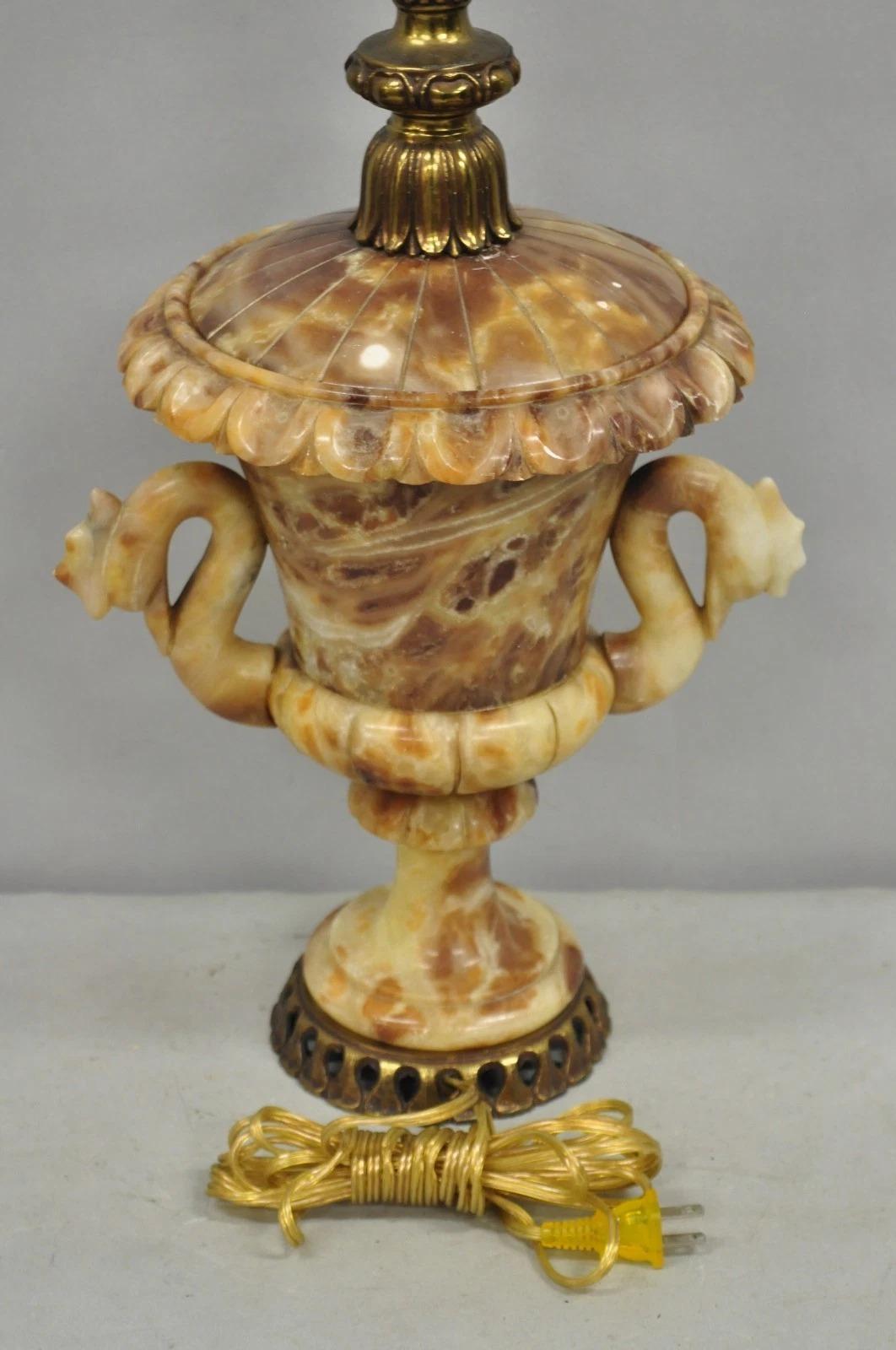 Lámpara de Mesa Vintage Italian Neoclassical Style Alabaster Carved Trophy Cup Urn en venta 3