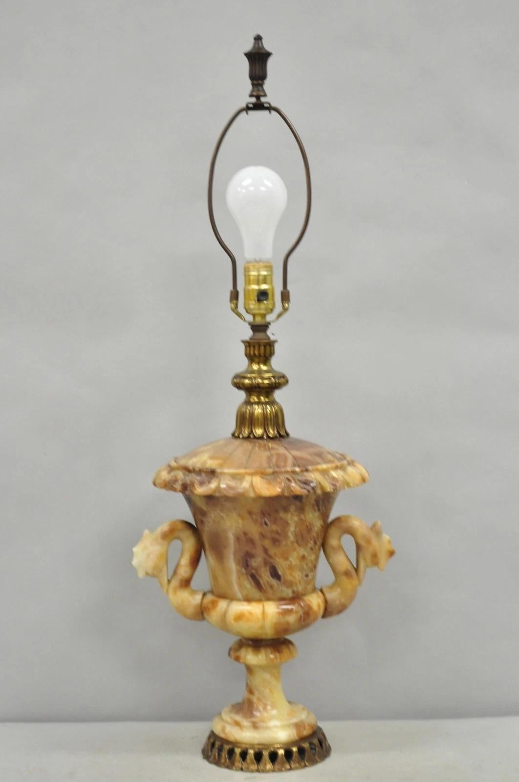 Lámpara de Mesa Vintage Italian Neoclassical Style Alabaster Carved Trophy Cup Urn en venta 4