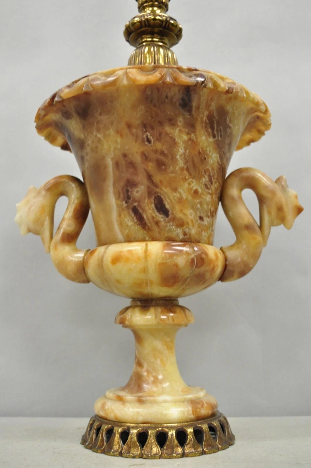 Lámpara de Mesa Vintage Italian Neoclassical Style Alabaster Carved Trophy Cup Urn en venta 5