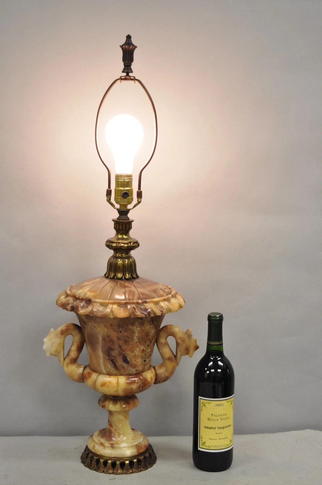 Lámpara de Sobremesa de Alabastro Tallado de Estilo Neoclásico Vintage Italiano con Forma de Urna con Dos Asas. Mediados del siglo XX. Medidas: 32