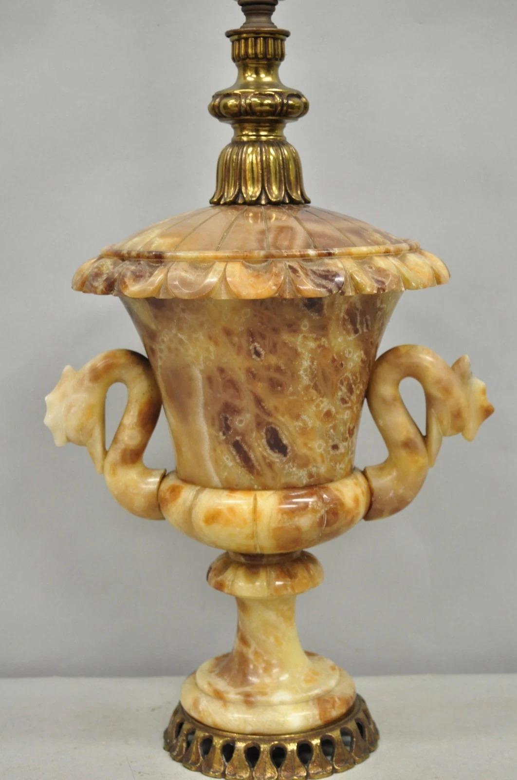 Lámpara de Mesa Vintage Italian Neoclassical Style Alabaster Carved Trophy Cup Urn Neoclásico en venta