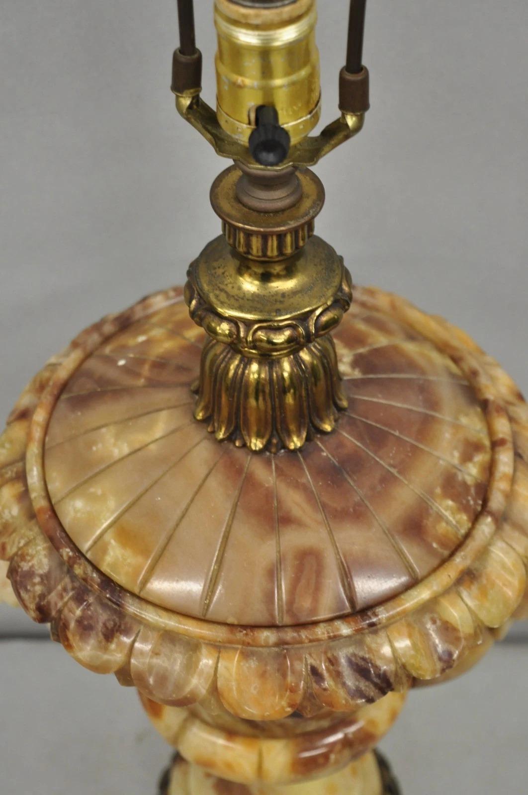Lámpara de Mesa Vintage Italian Neoclassical Style Alabaster Carved Trophy Cup Urn Desconocido en venta