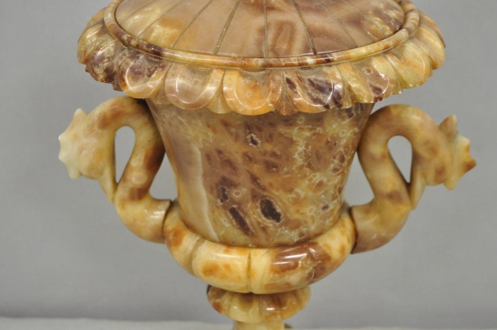 Lámpara de Mesa Vintage Italian Neoclassical Style Alabaster Carved Trophy Cup Urn en Bueno estado para la venta en Philadelphia, PA