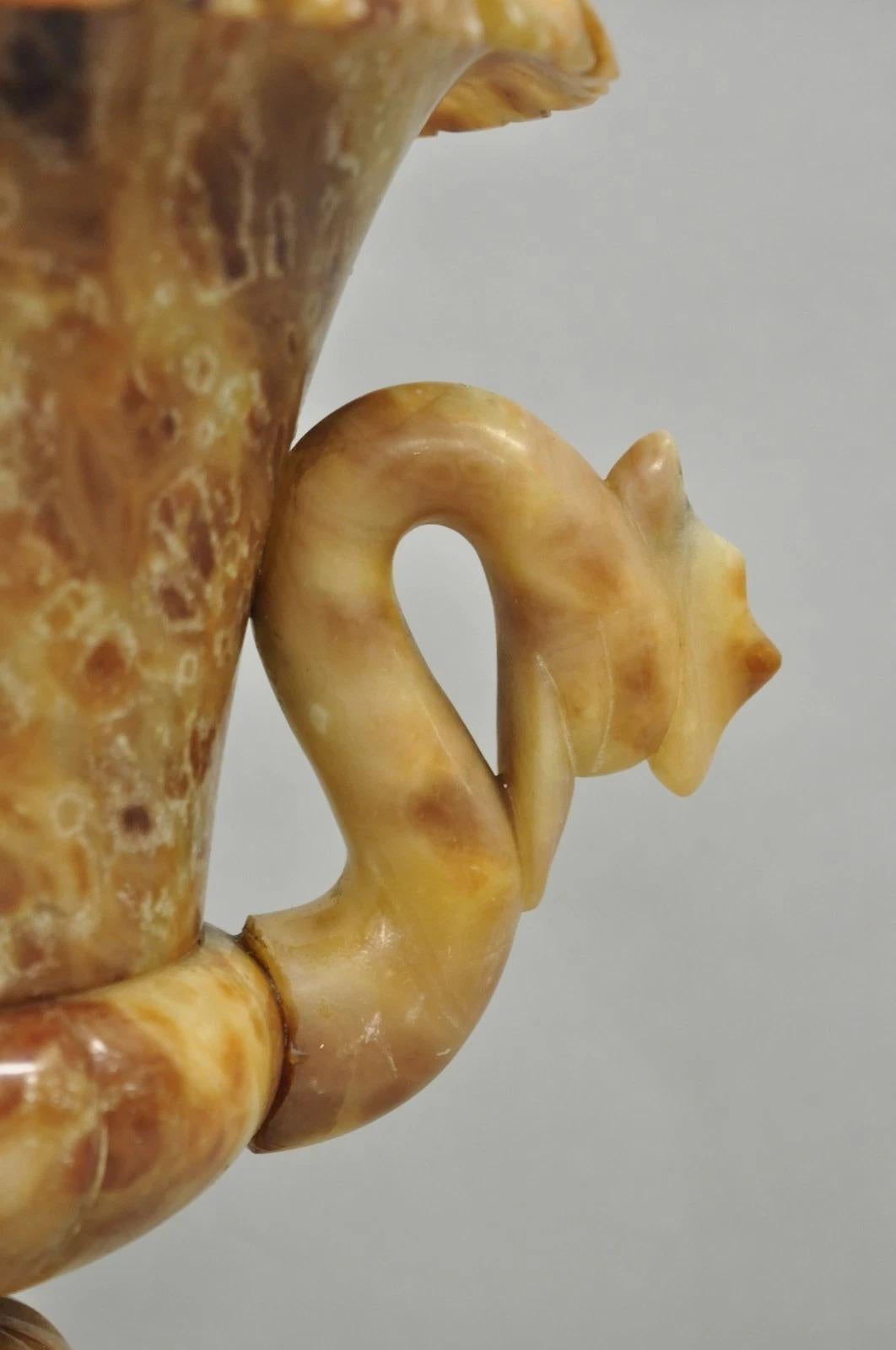 Lámpara de Mesa Vintage Italian Neoclassical Style Alabaster Carved Trophy Cup Urn siglo XX en venta