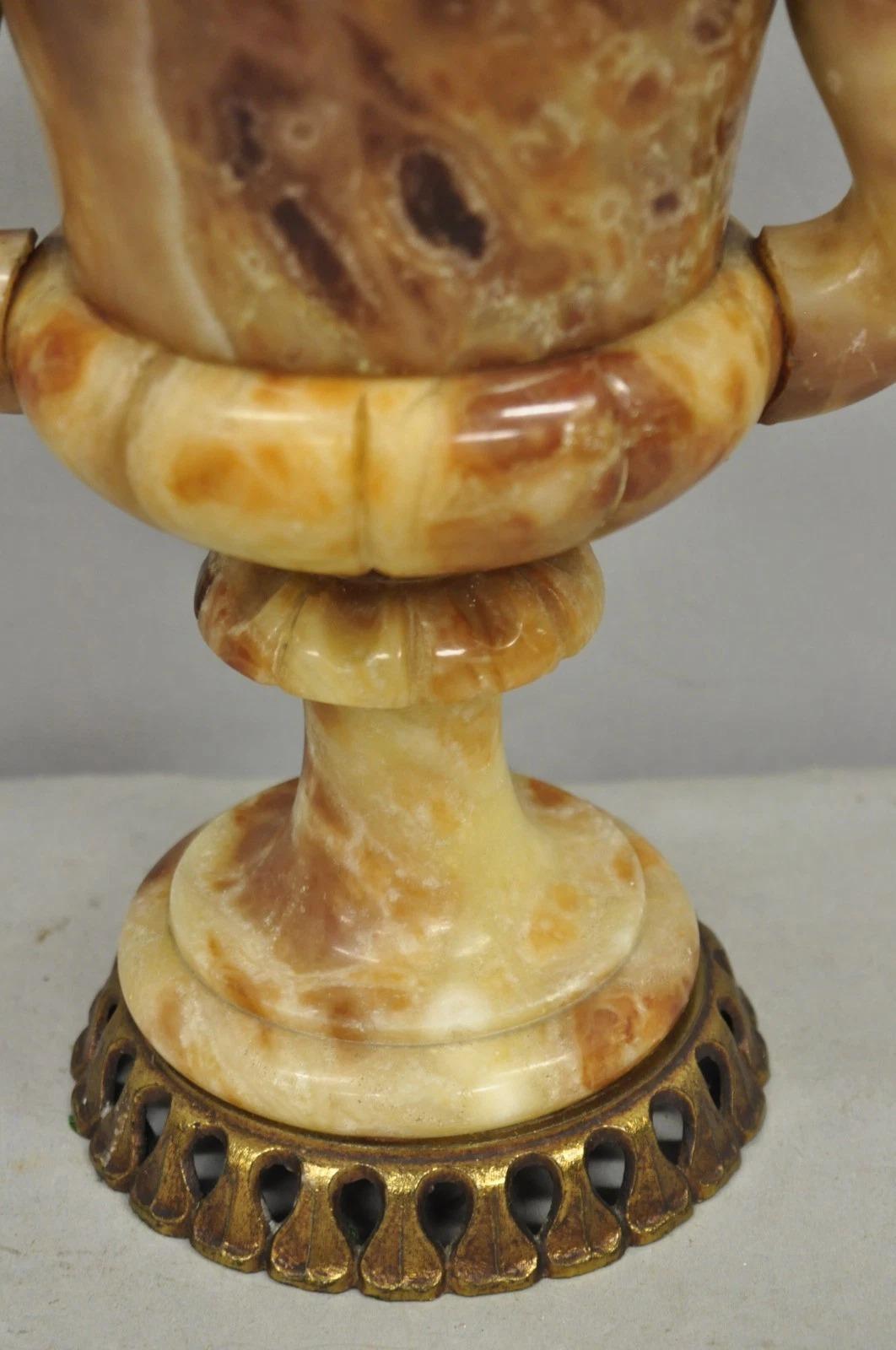 Lámpara de Mesa Vintage Italian Neoclassical Style Alabaster Carved Trophy Cup Urn Alabastro en venta
