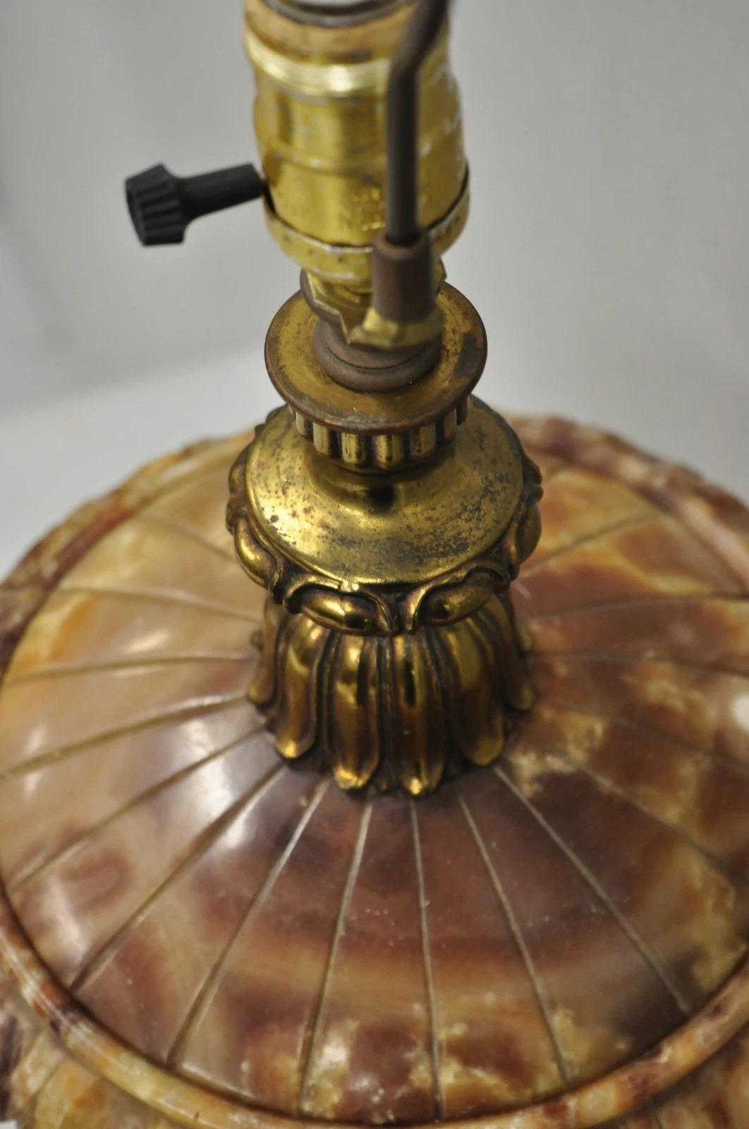 Lámpara de Mesa Vintage Italian Neoclassical Style Alabaster Carved Trophy Cup Urn en venta 1