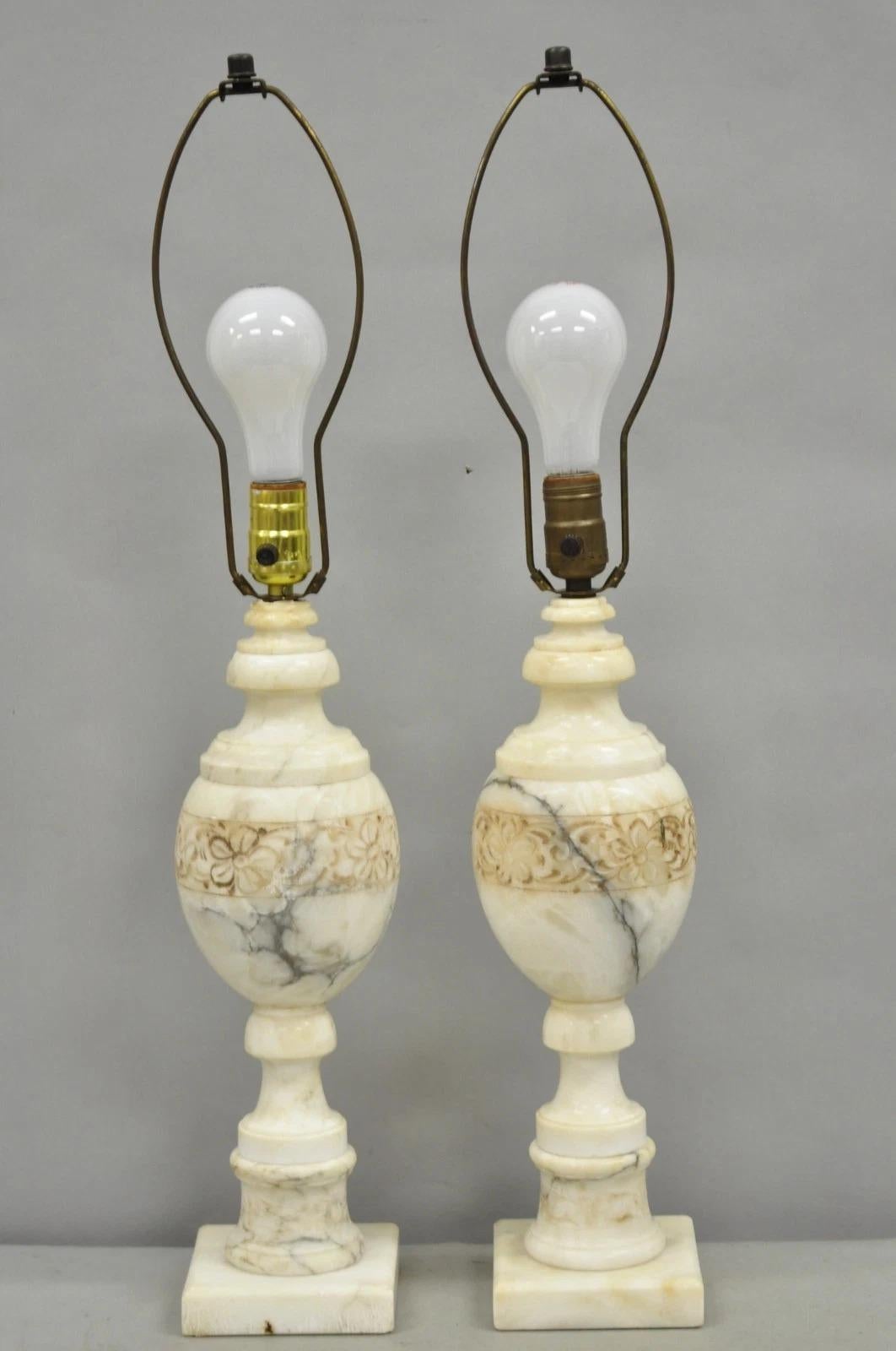 Vintage Italian Neoklassischen Stil geschnitzten weißen Marmor Urne Tischlampen - ein Paar im Angebot 7