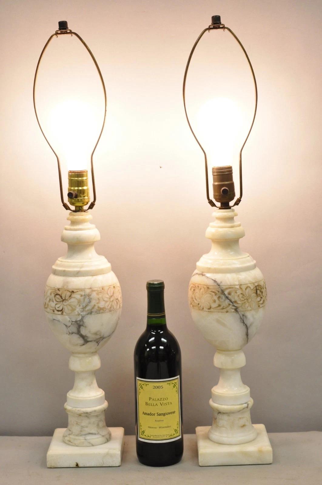Vintage Italian Neoclassical Style geschnitzt weißem Marmor Urne Form Tischlampen mit braun geschnitzt Scrollwork - ein Paar. CIRCA Anfang des 20. Jahrhunderts. Abmessungen: 27,5