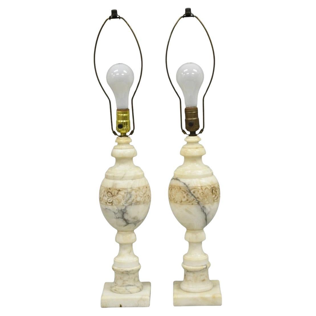 Vintage Lampade da tavolo a urna in marmo bianco intagliato in stile neoclassico italiano - una coppia