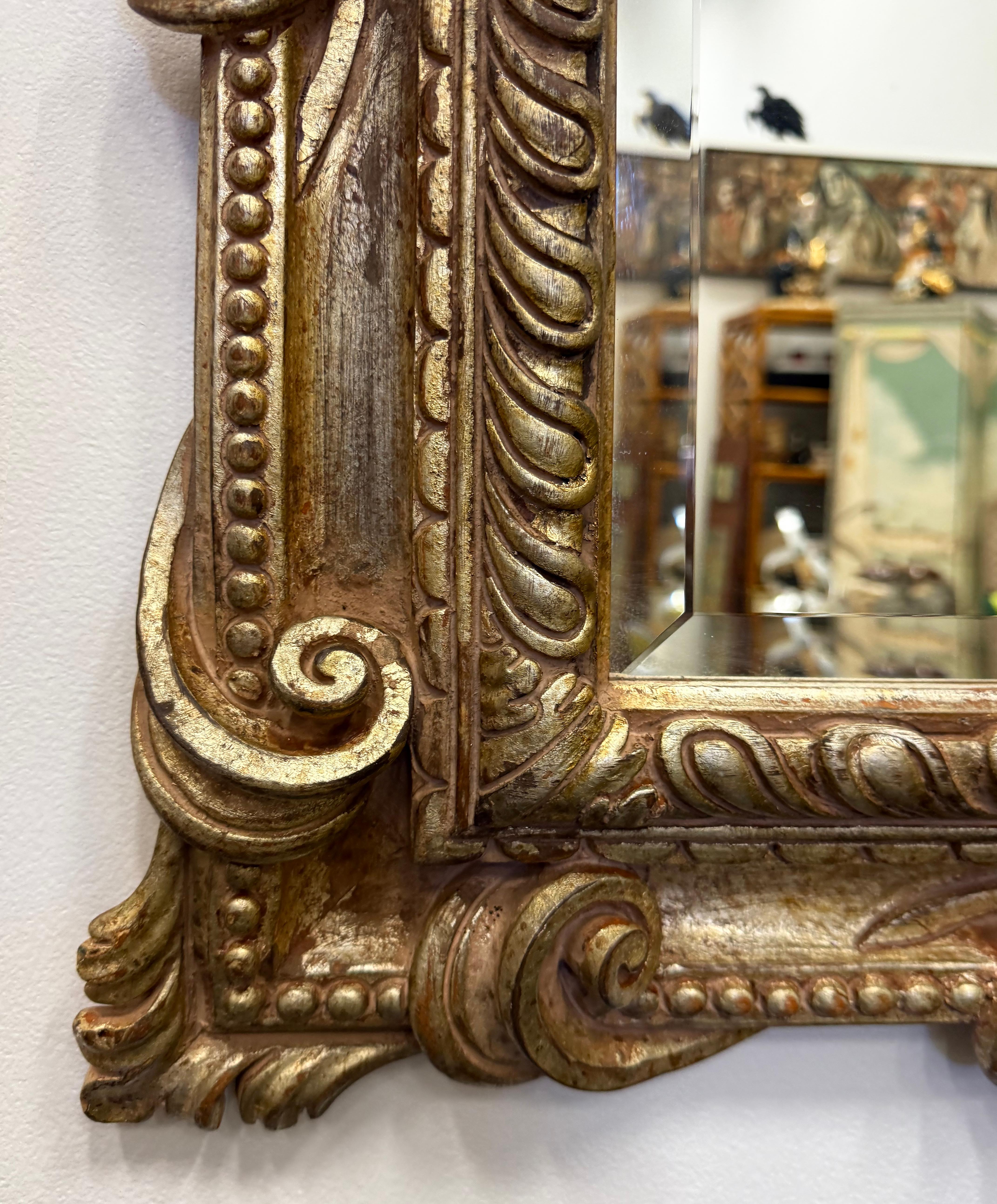 Néo-classique Miroir biseauté en bois sculpté de style néoclassique italien vintage en vente