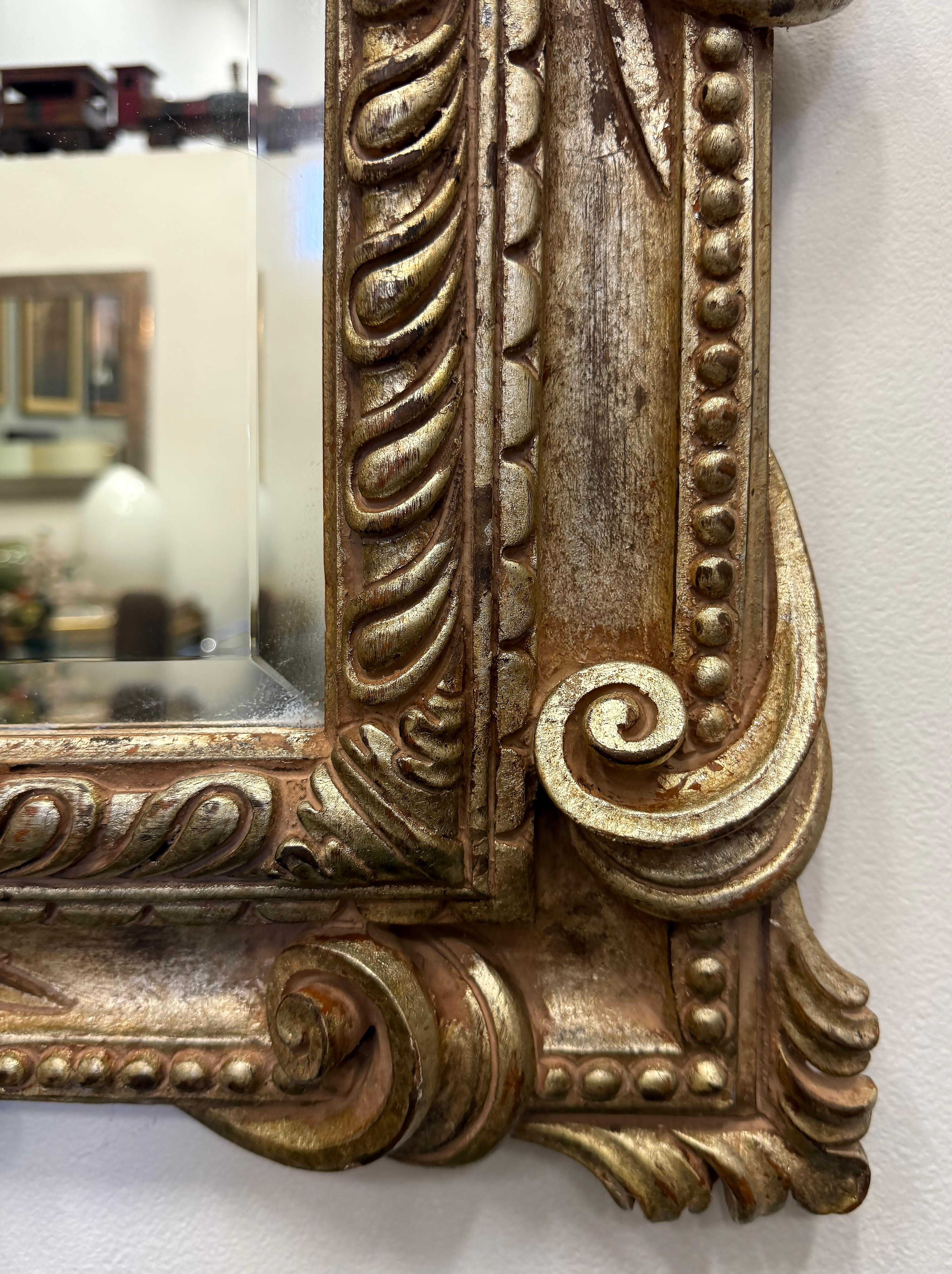 Biseauté Miroir biseauté en bois sculpté de style néoclassique italien vintage en vente