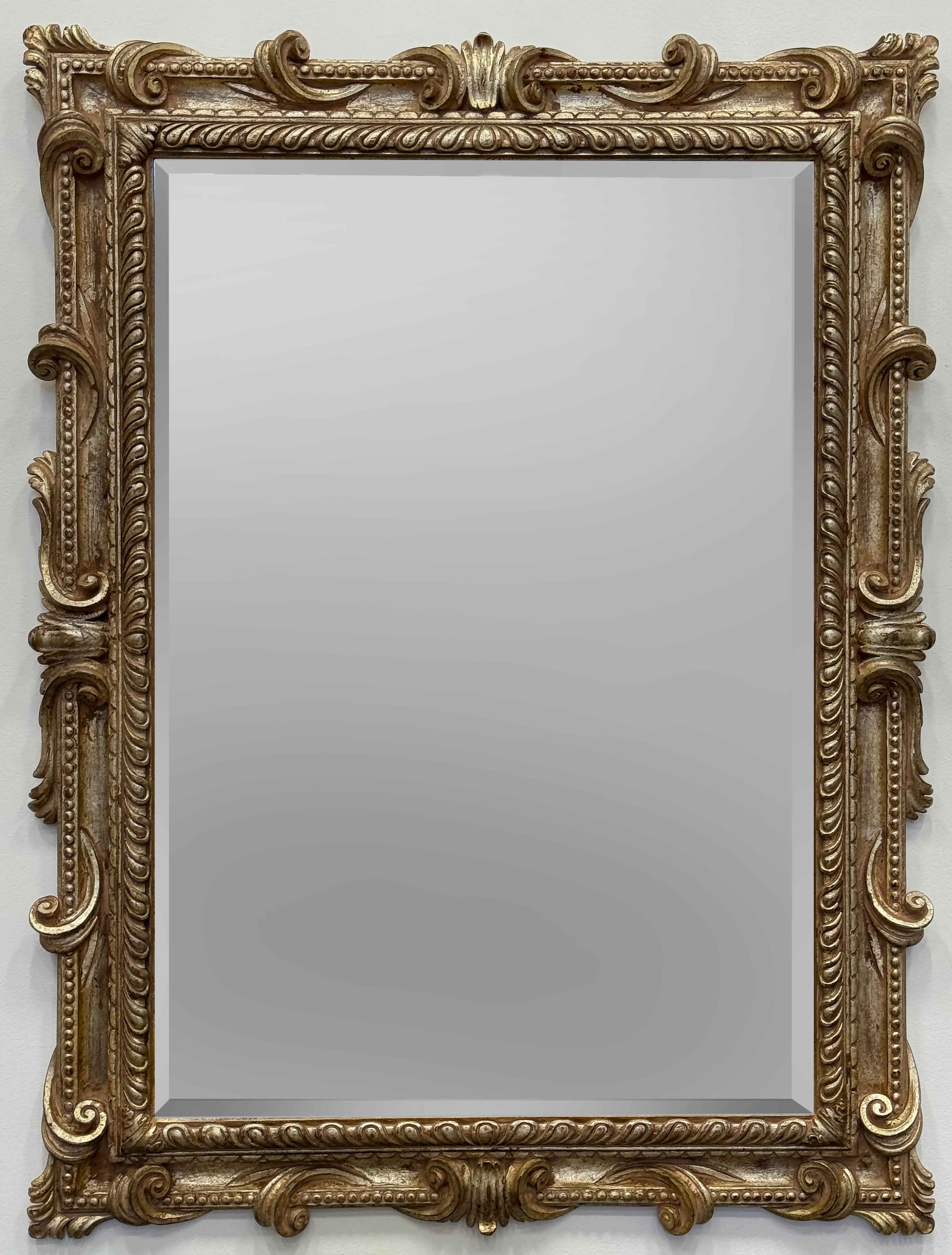 Miroir biseauté en bois sculpté de style néoclassique italien vintage Bon état - En vente à Miami, FL