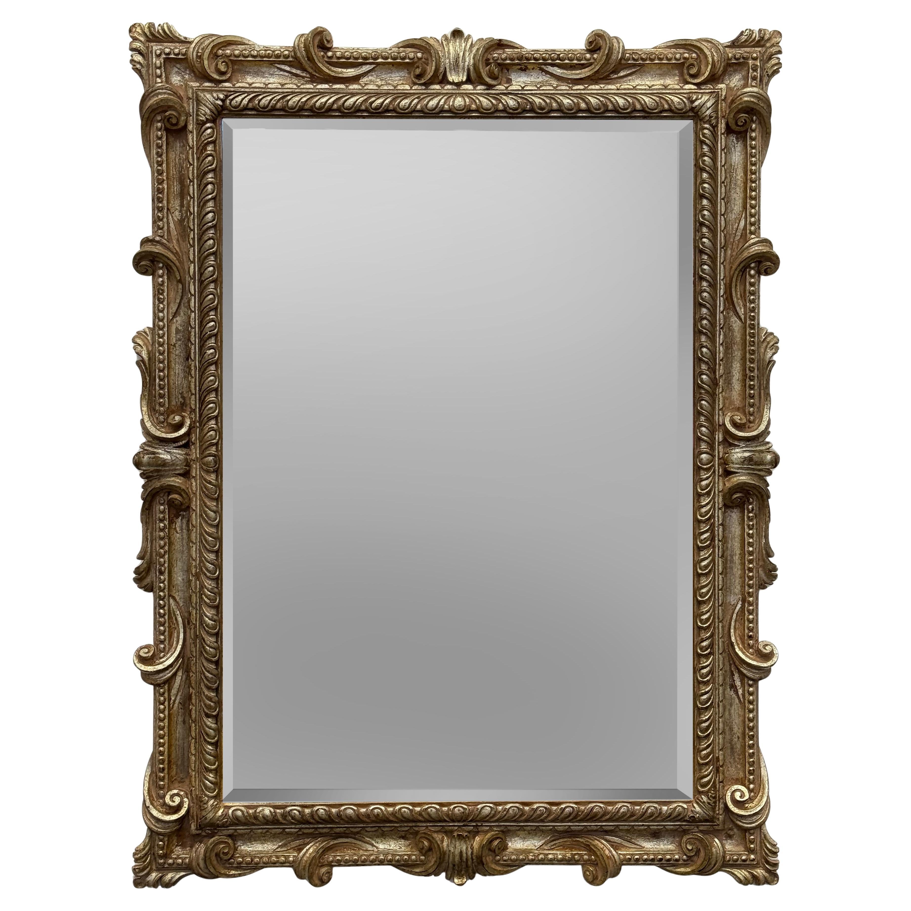 Miroir biseauté en bois sculpté de style néoclassique italien vintage en vente