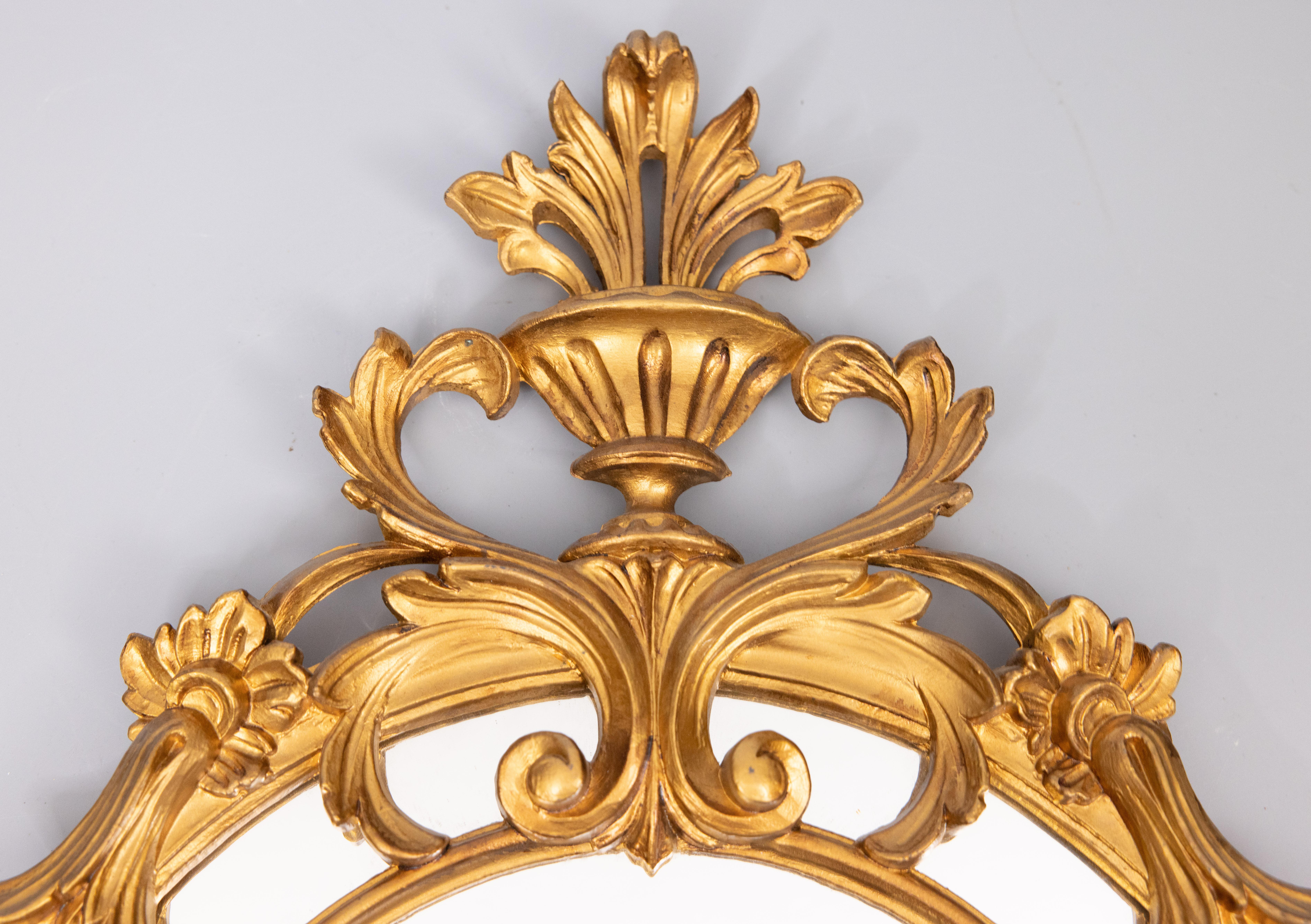 Superbe miroir vintage italien en résine dorée à crête ronde. Marqué 