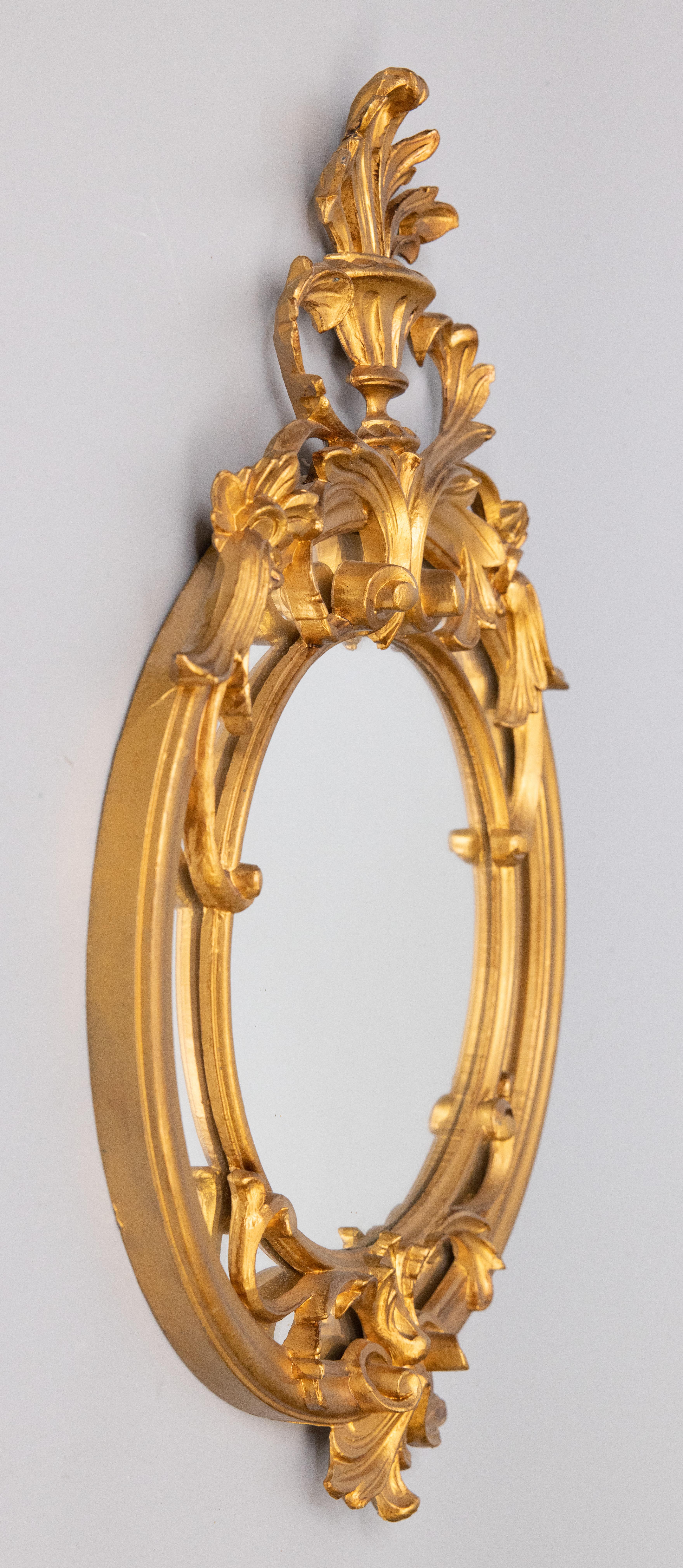 Néoclassique Vieux miroir italien en résine dorée de style néoclassique avec cimier en vente