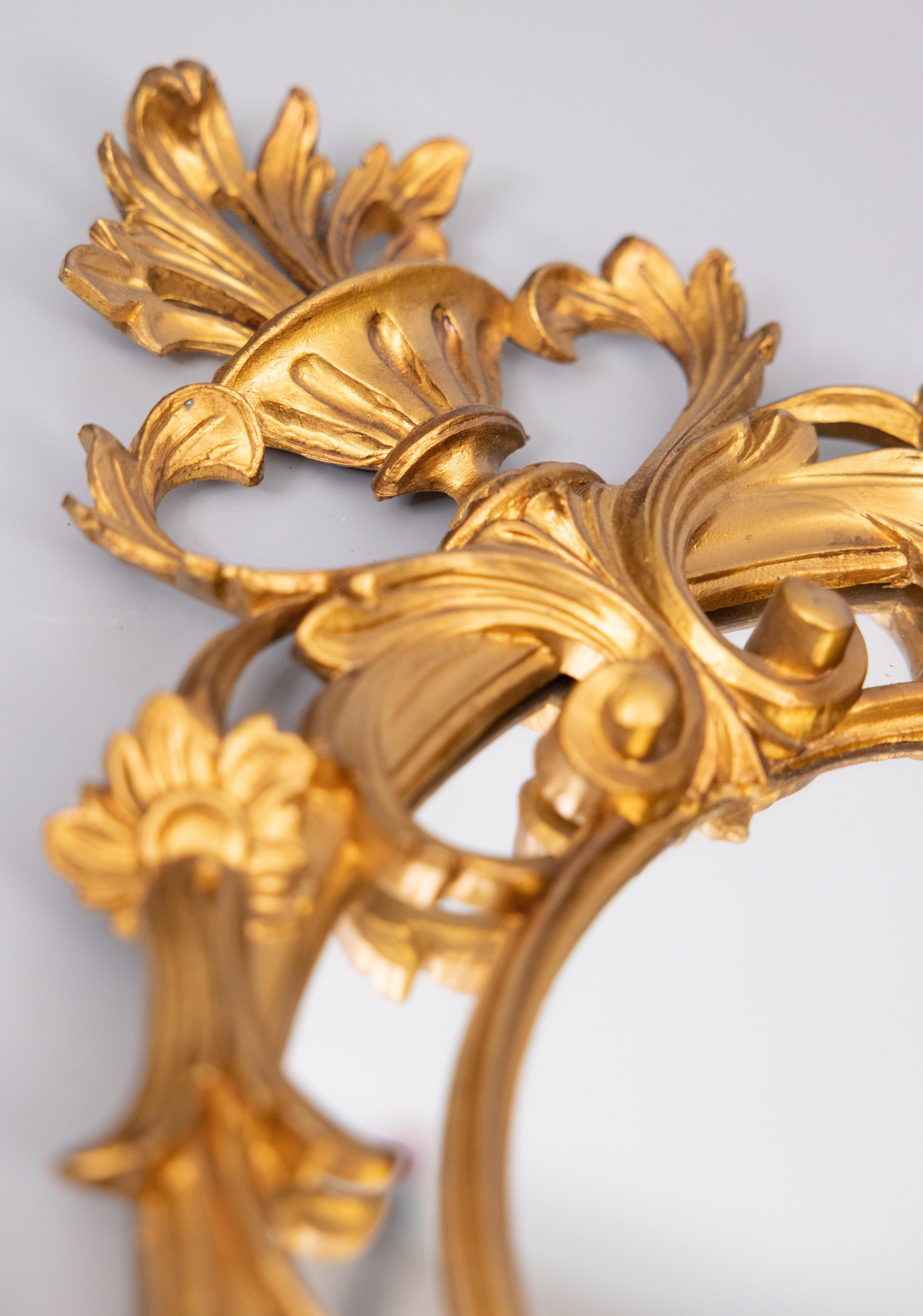 Vieux miroir italien en résine dorée de style néoclassique avec cimier Bon état - En vente à Pearland, TX