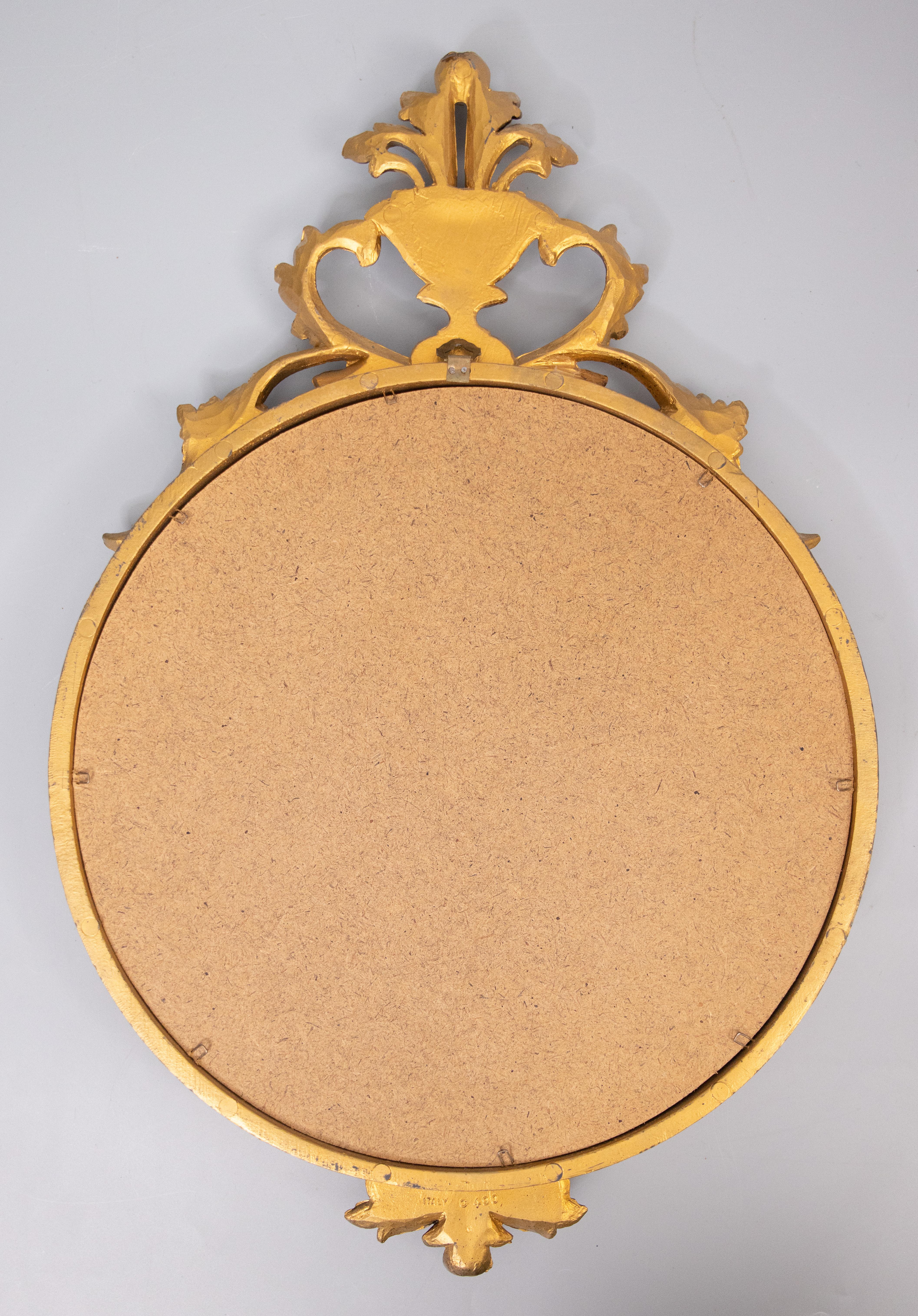 20ième siècle Vieux miroir italien en résine dorée de style néoclassique avec cimier en vente