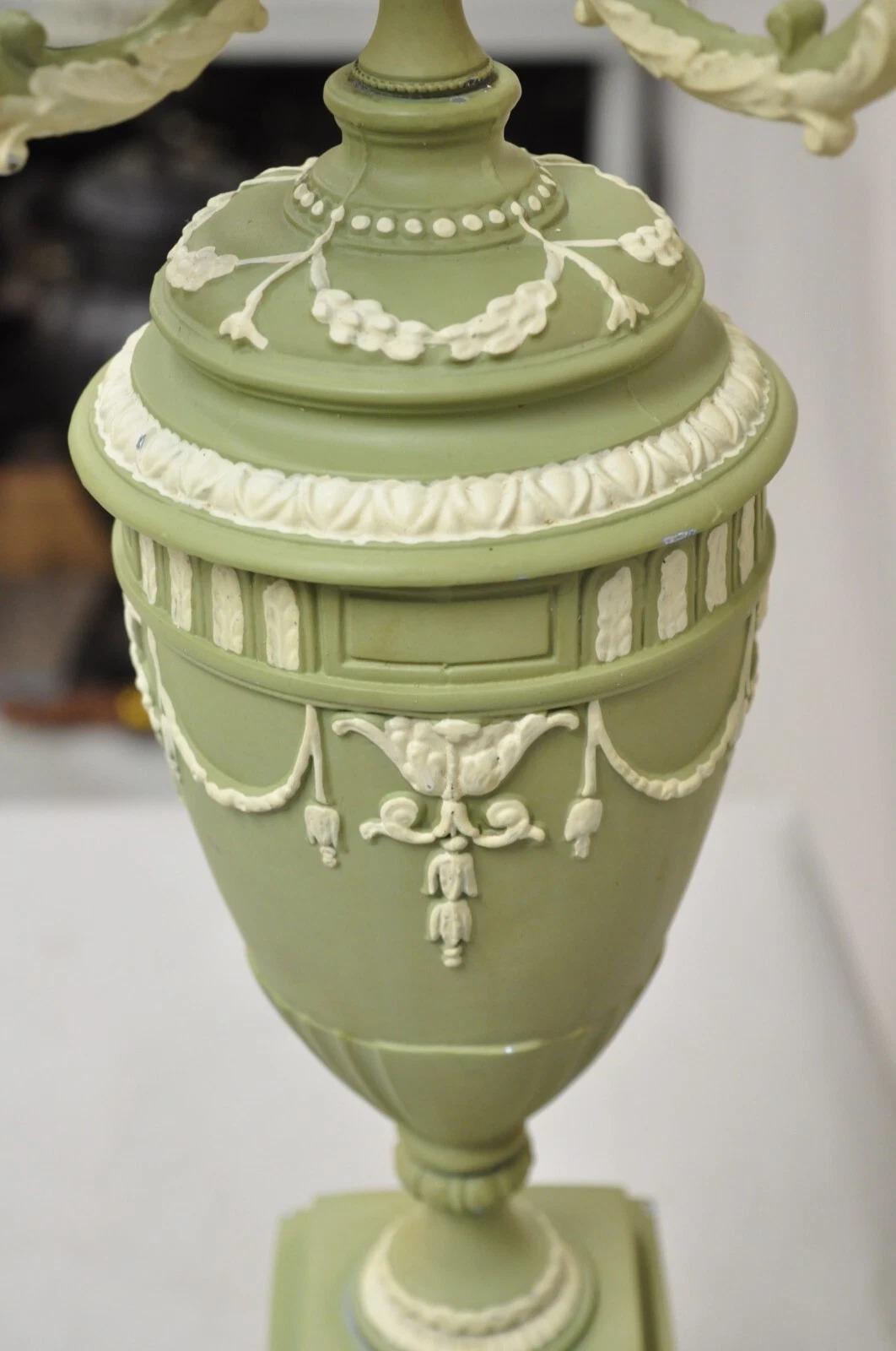 Vintage Italian Neoclassical Style Lámpara de sobremesa de urna metálica pintada en verde en venta 4