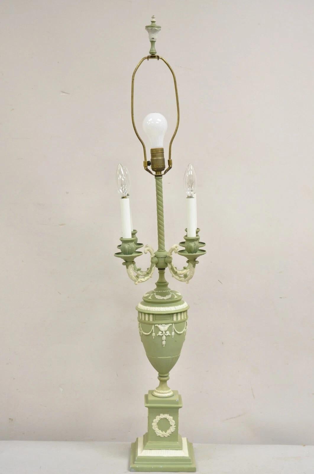 Vintage Italian Neoclassical Style Lámpara de sobremesa de urna metálica pintada en verde en venta 5
