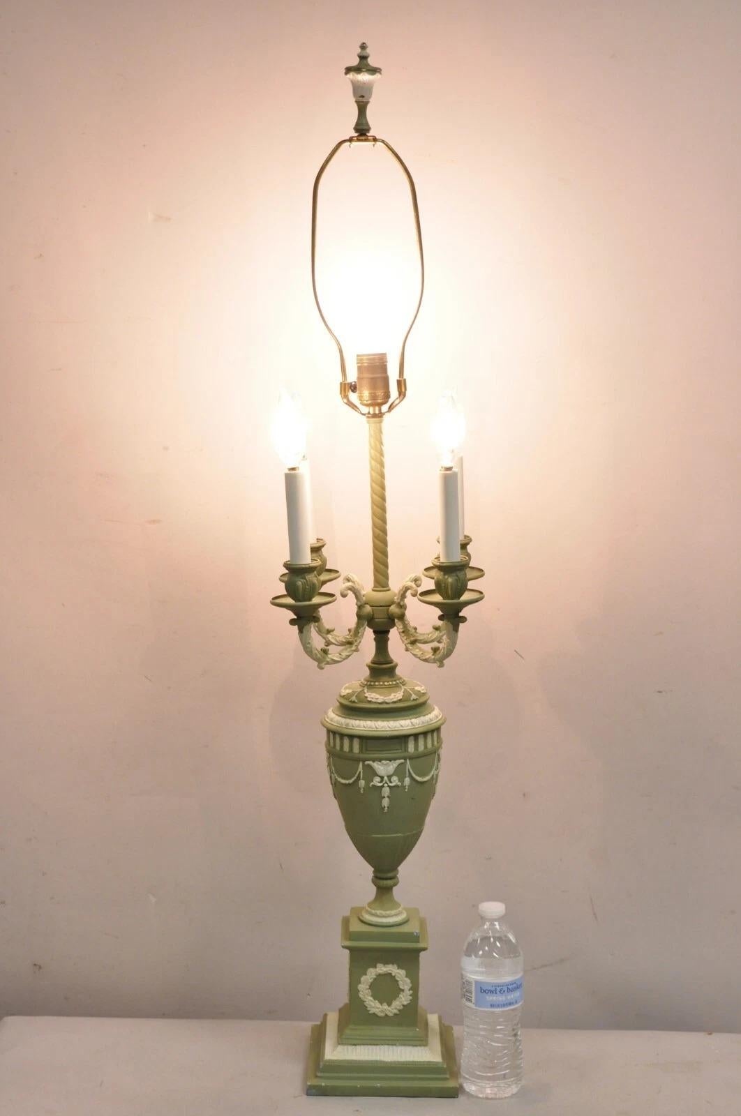 Candelabro de sobremesa de urna de metal pintado en verde de estilo neoclásico italiano vintage. Las luces simples y las de candelabro pueden utilizarse indistintamente. Principios del siglo XX. Medidas: 42,5