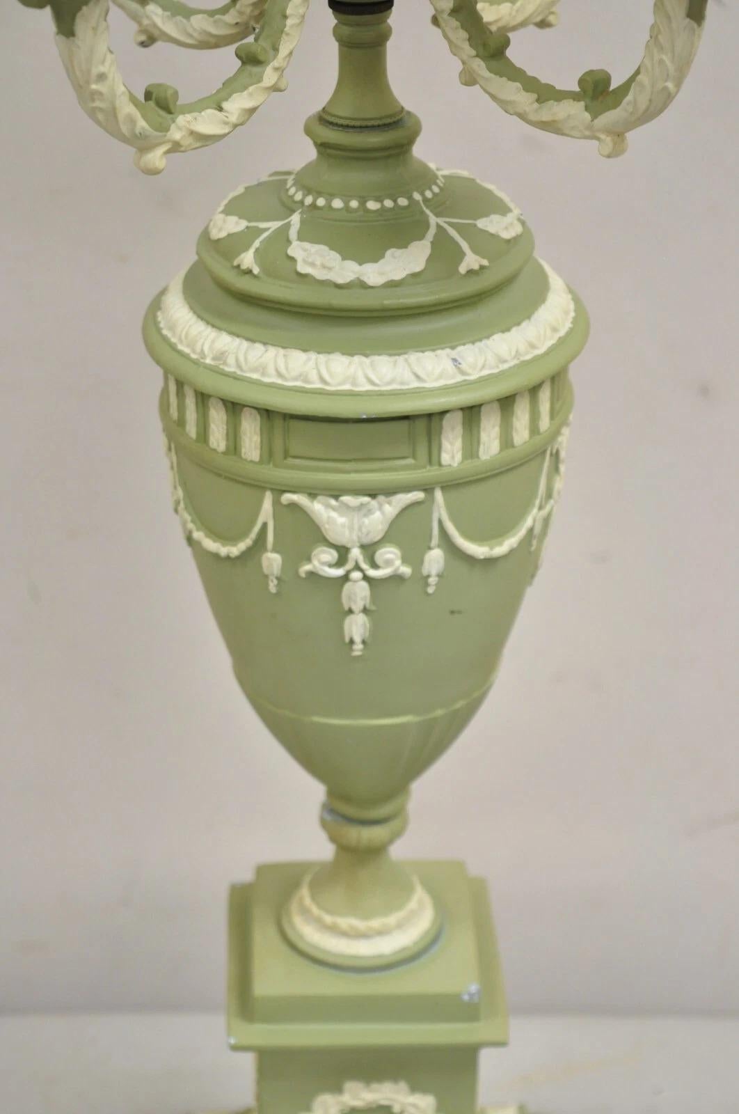 Vintage Italian Neoclassical Style Lámpara de sobremesa de urna metálica pintada en verde Neoclásico en venta