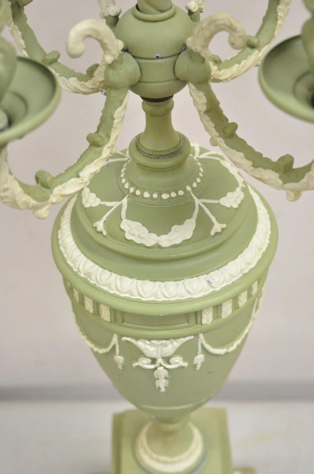Vintage Italian Neoclassical Style Lámpara de sobremesa de urna metálica pintada en verde en Bueno estado para la venta en Philadelphia, PA