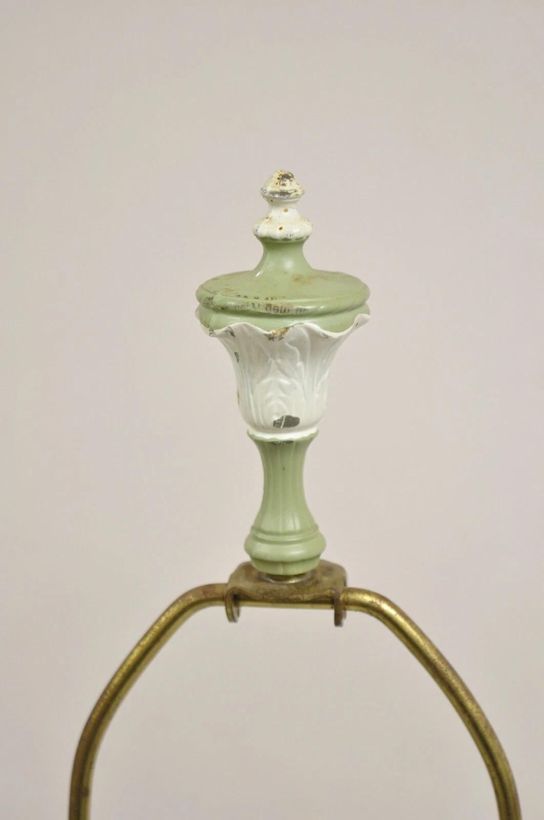 Vintage Italian Neoclassical Style Lámpara de sobremesa de urna metálica pintada en verde siglo XX en venta